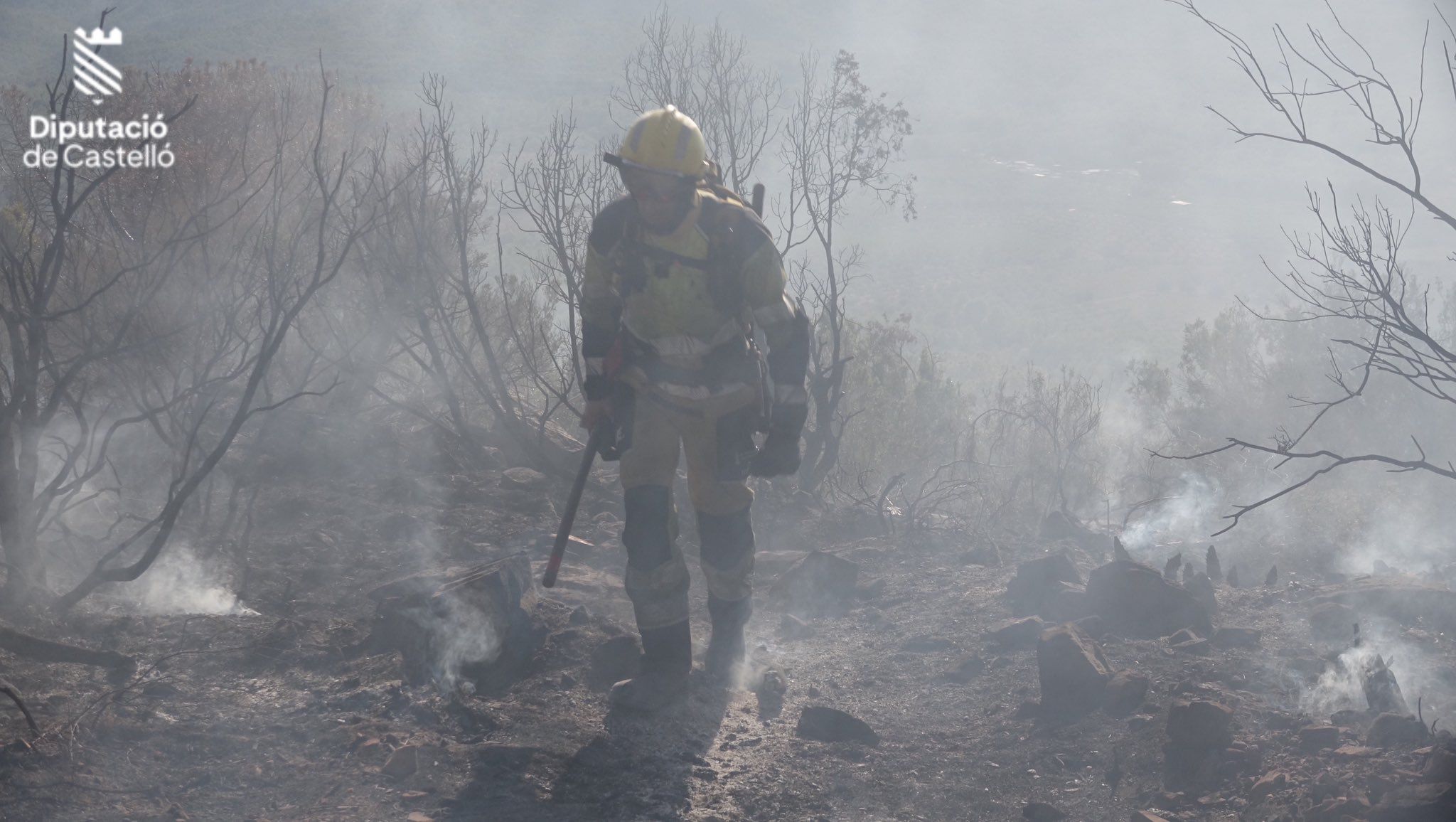 Un bomber en el l'incendi de Soneja