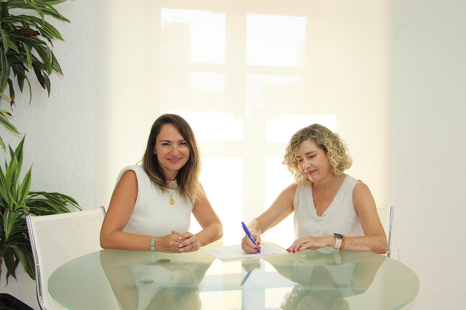 La regidora de Benestar Social de Castelló, Maica Hurtado, amb la presidenta de l'Associació de Pares de Persones amb Autisme de Castelló, Paqui Juárez