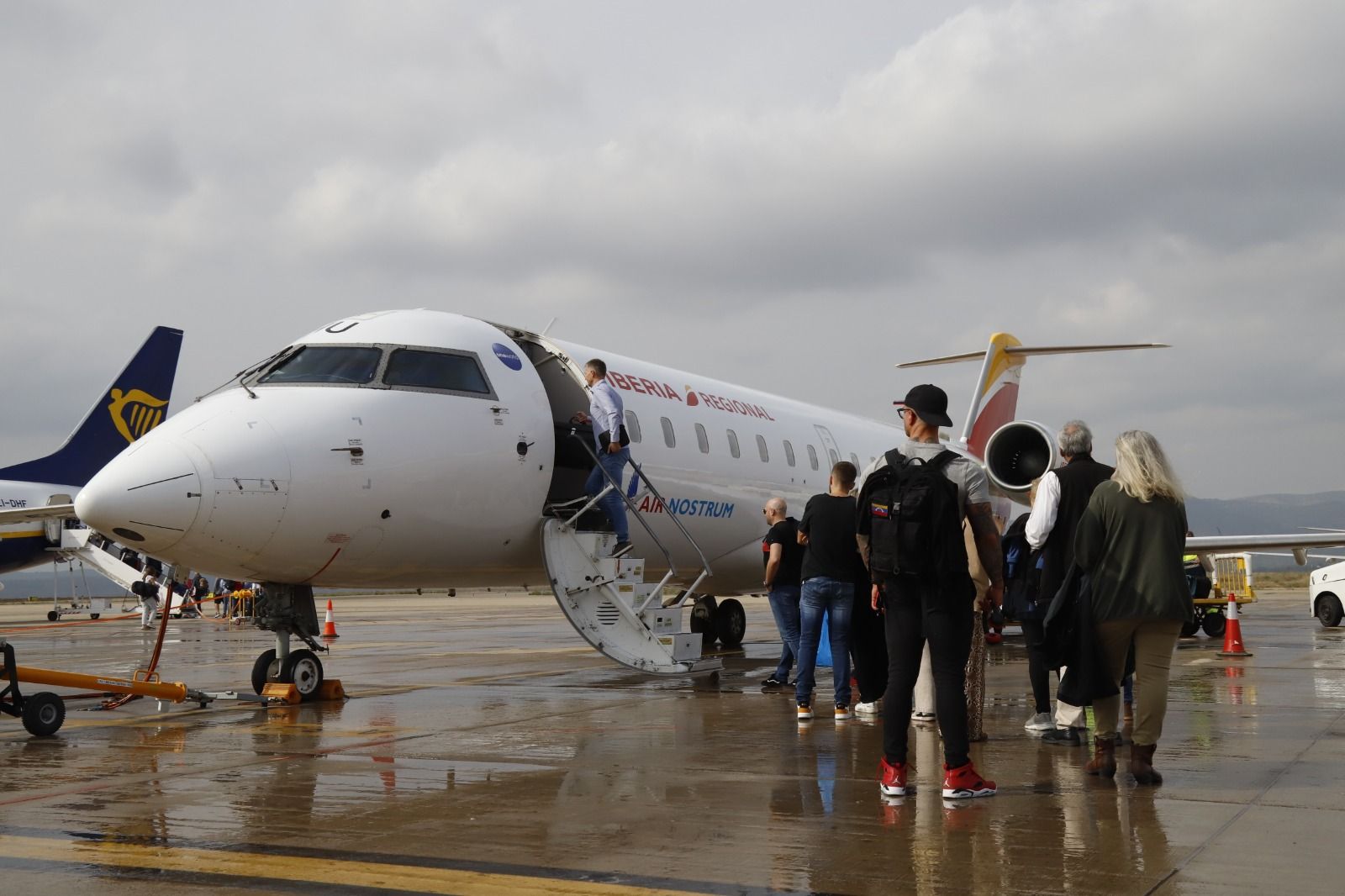 Pasajeros suben a un avión en el Aeropuerto de Castellón