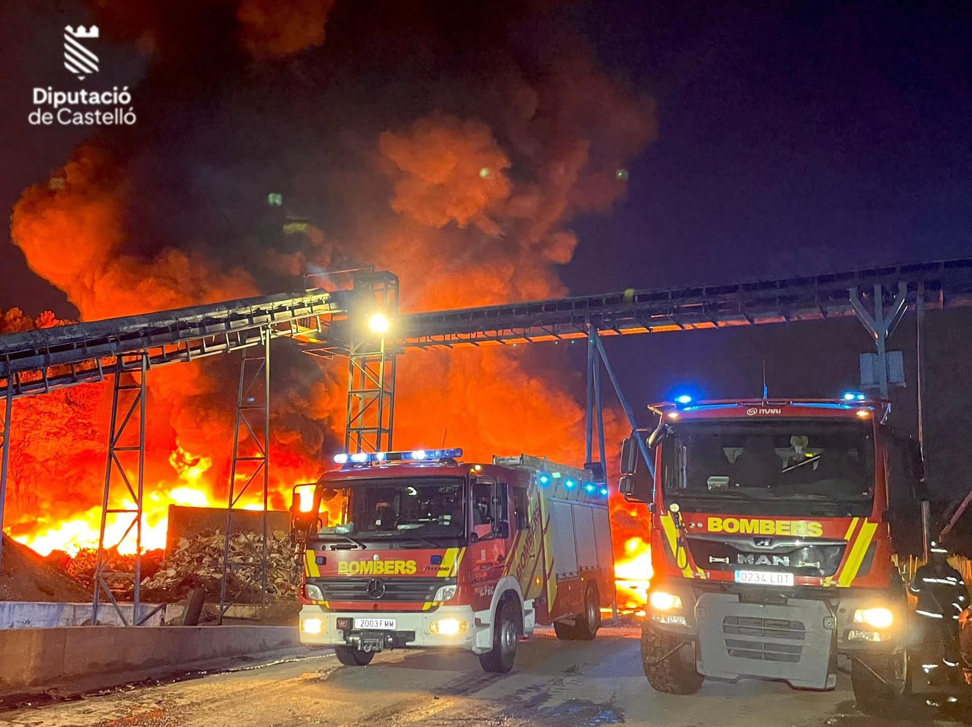 Bomberos trabajan en el incendio declarado en Onda (archivo)