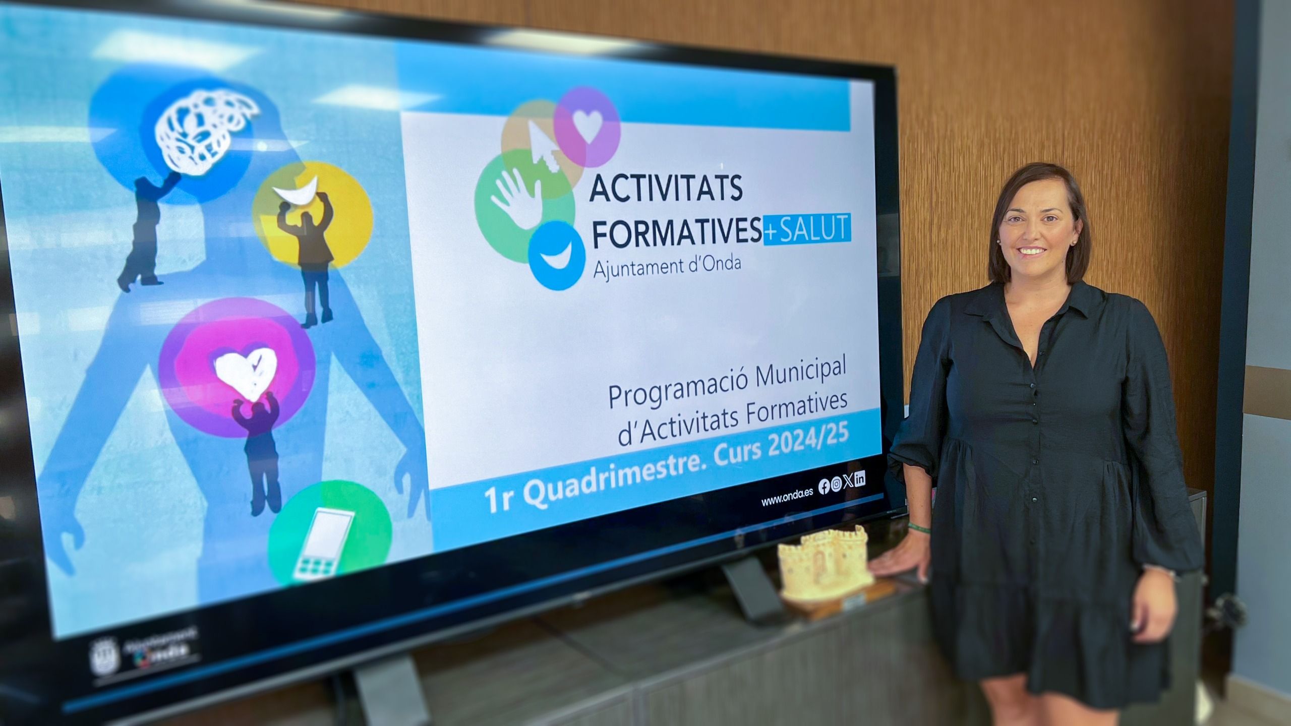La regidora d'Educació Formació i Infància, María Ojeda, presenta la oferta de nous cursos formatius en Onda