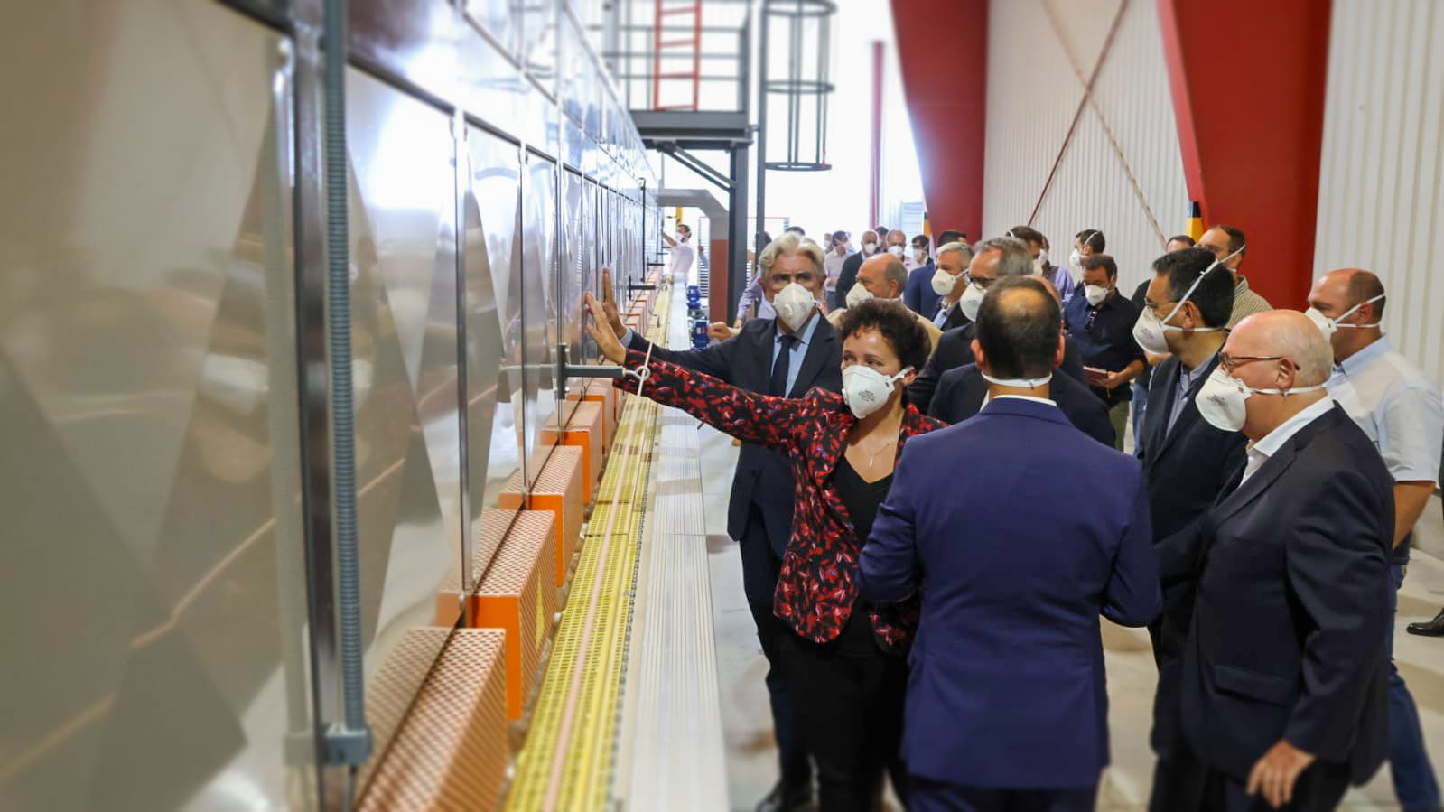 Carmina Ballester, alcaldessa d'Onda, visita la fàbrica on s'ha instal·lat el forn elèctric zero emissions 