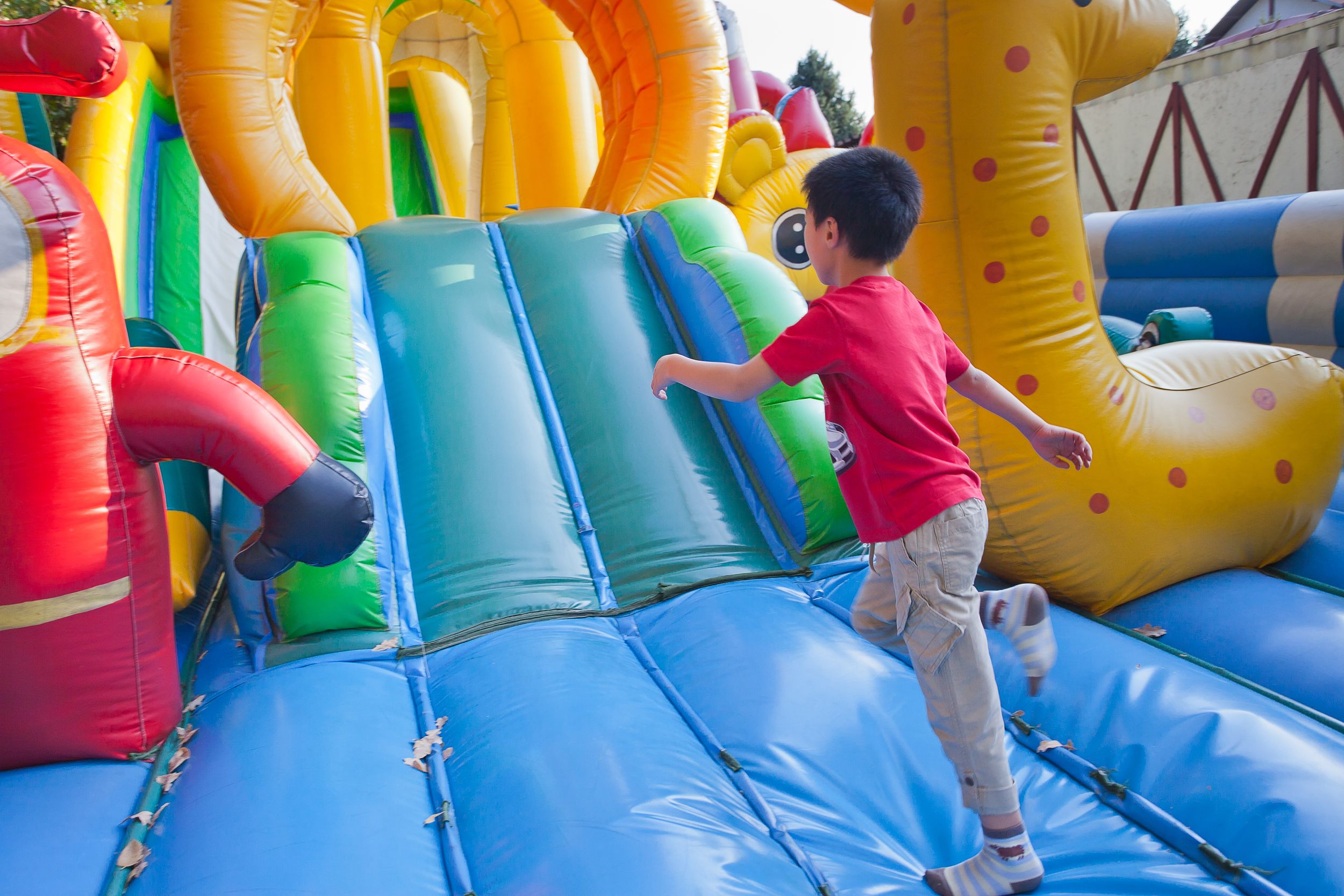 Un xiquet juga en un castell inflable