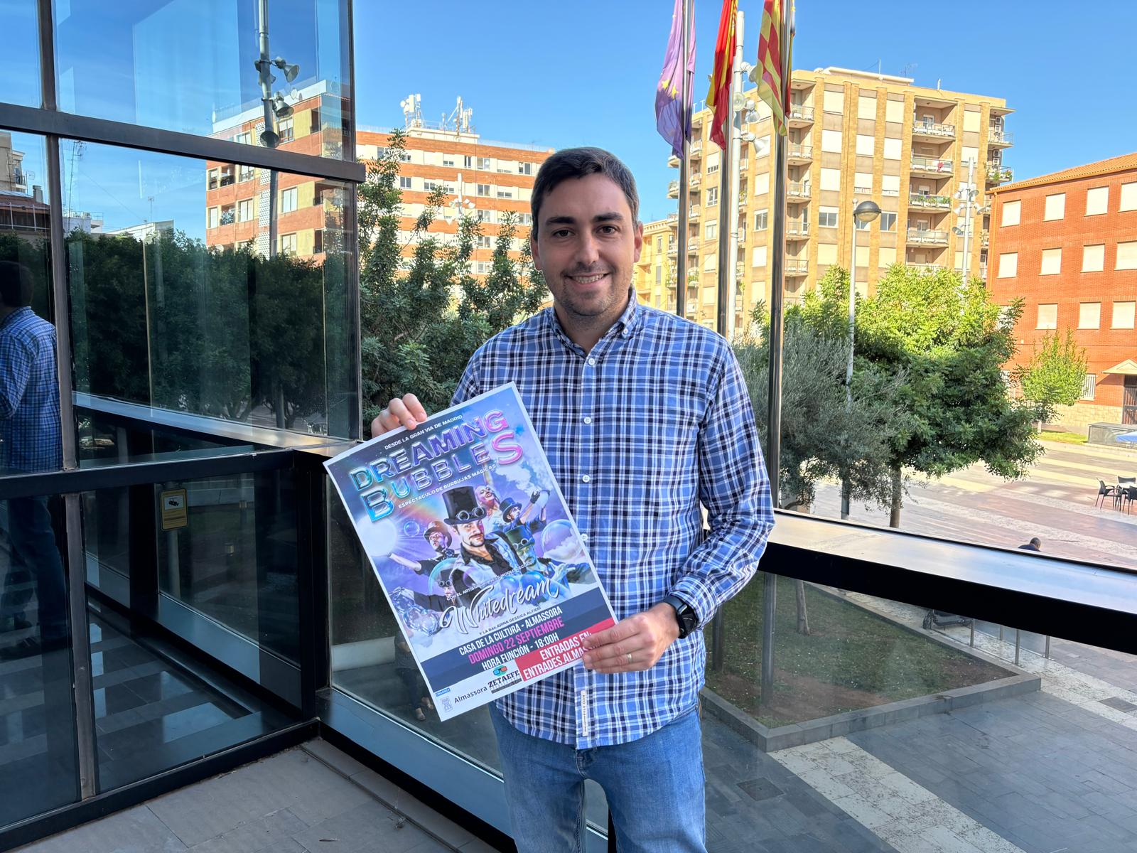 Vicente Blay Casino, regidor de Cultura d'Almassora, presenta l'espetacle de Pierpaolo Laconi