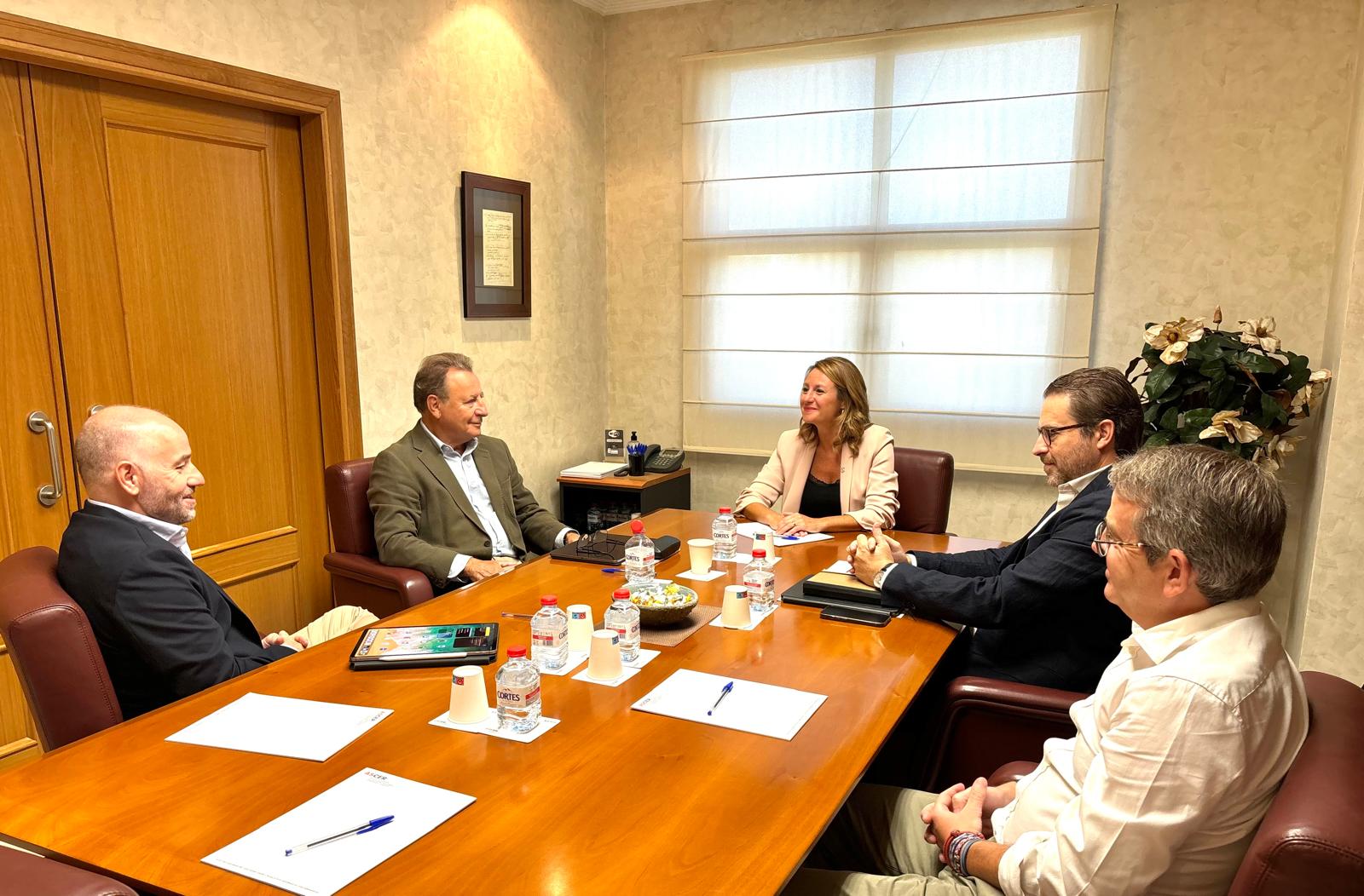 Reunió entre l'alcaldessa Begoña Carrasco i representants d'ASCER