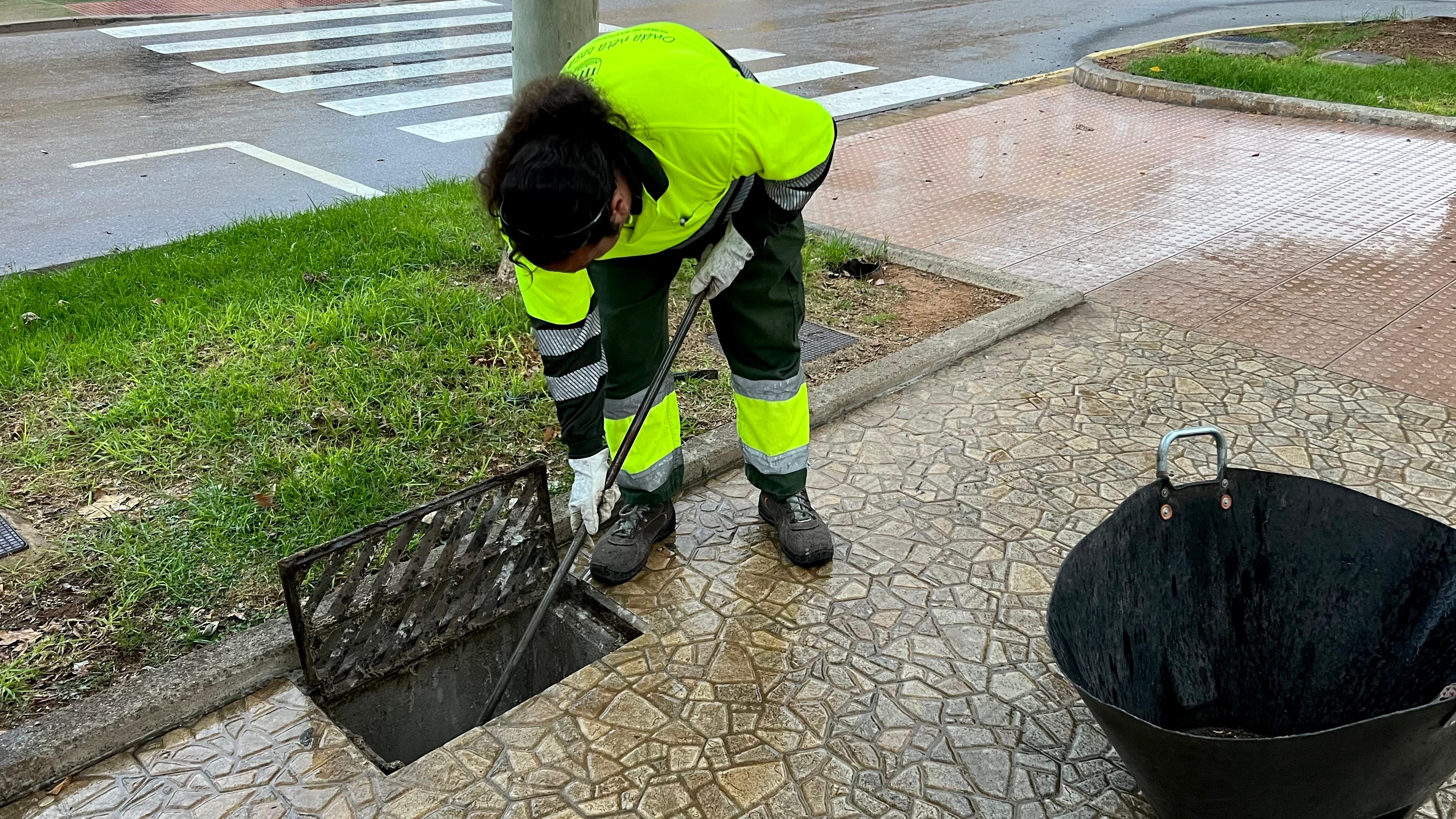 Neteja dels embornals d'Onda davant l'alerta per pluges