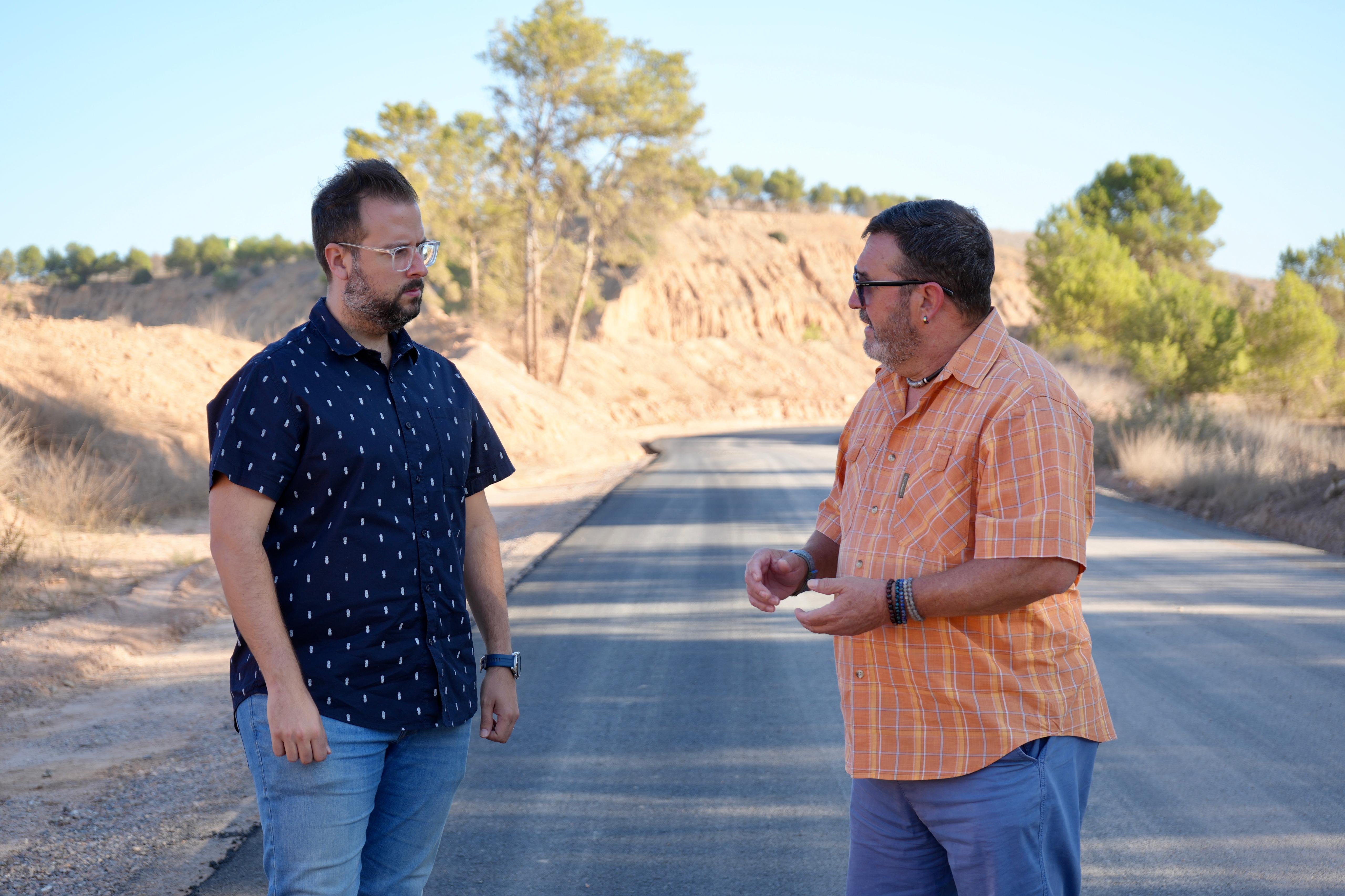 Visita dels regidors d'Urbanisme, Robert Tena, i de Camins, Ricardo Porcar, al camí Mas Vell