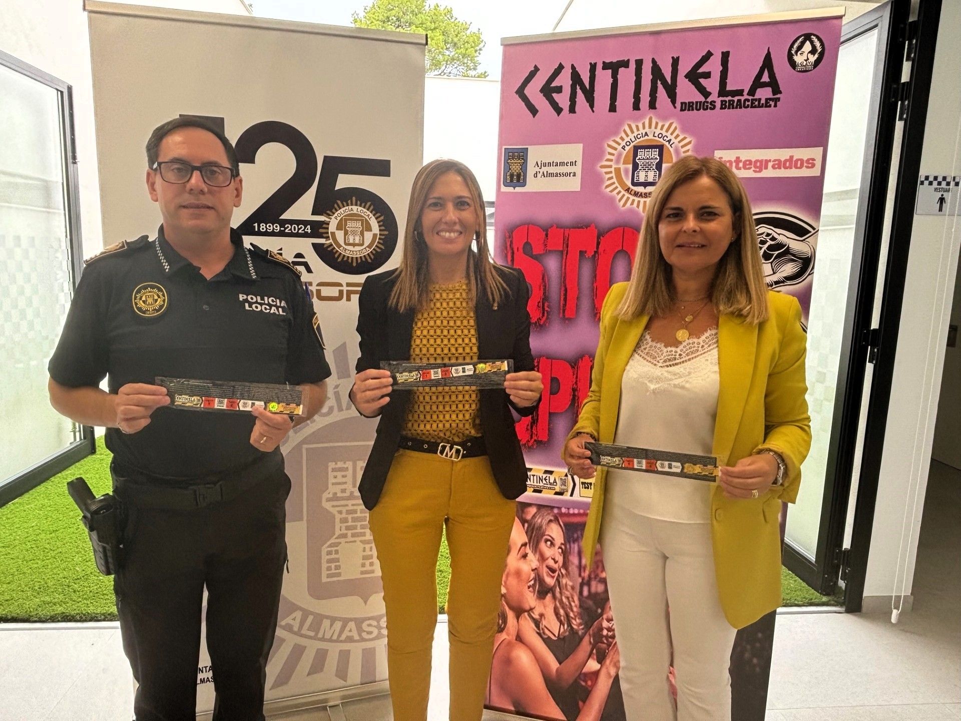 Presentación de las pulseras centinela en Almassora para evitar las agresiones sexuales durante las fiestas