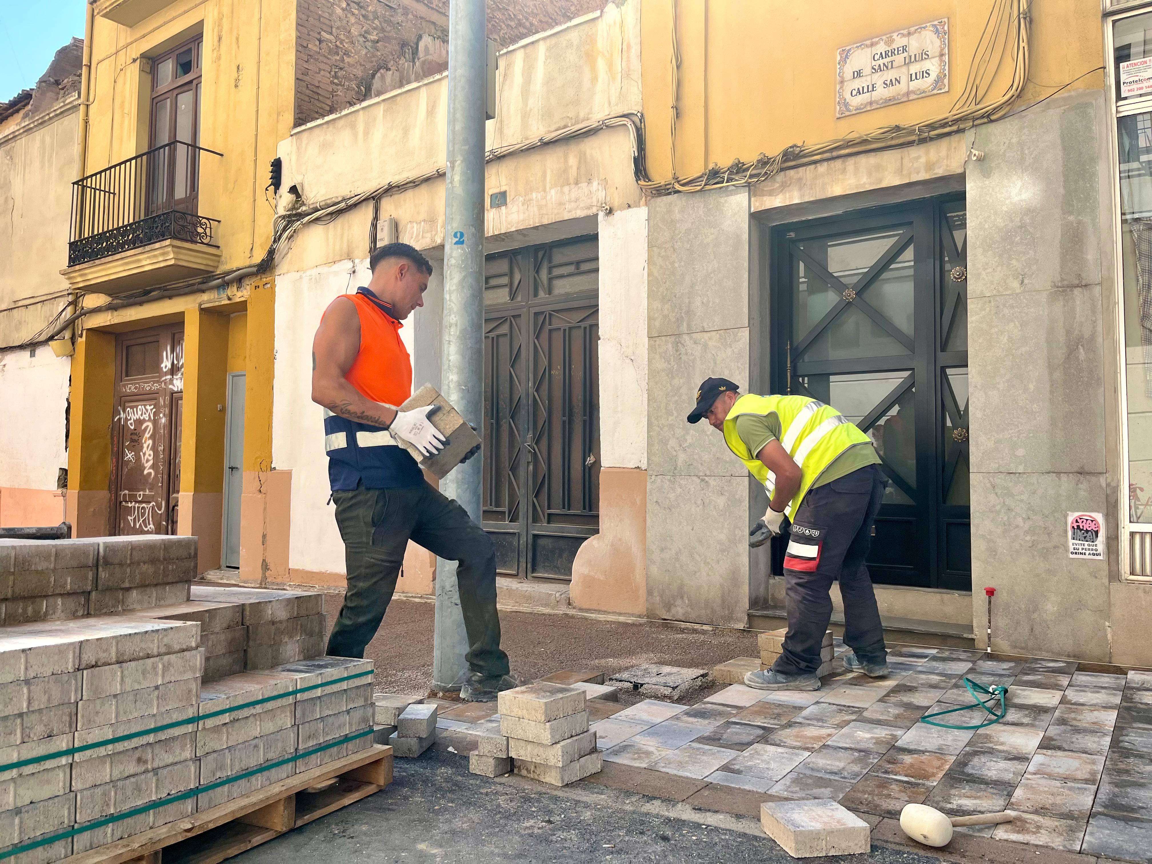 Treballs d'empedrat al carrer Trinitat de Castelló