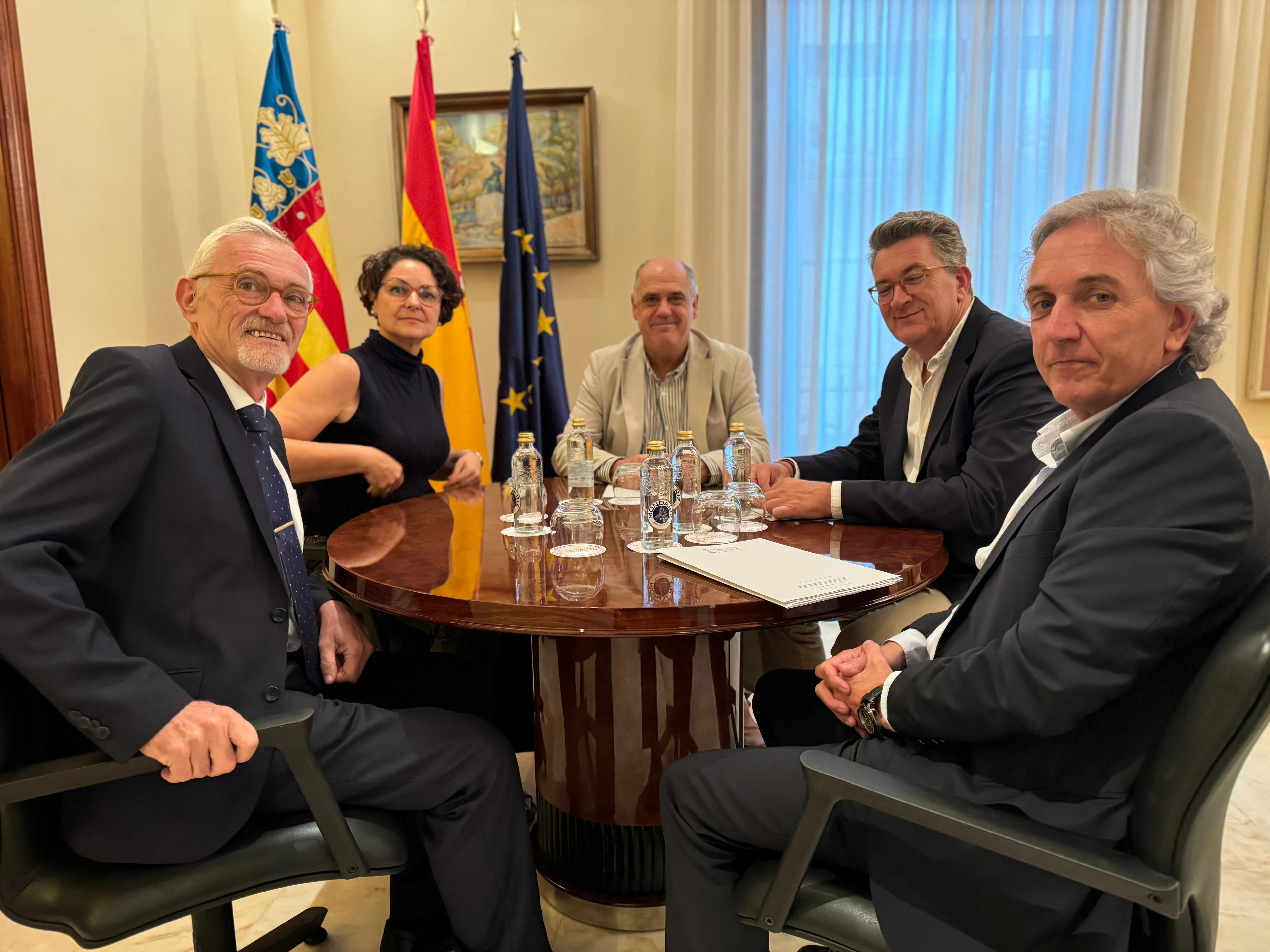 Reunió amb el conseller de Medi Ambient, Infraestructures i Territori, Vicente Martínez Mus, per a tractar d'accelerar al màxim l'aprovació definitiva del Pla General d'Ordenació Urbana