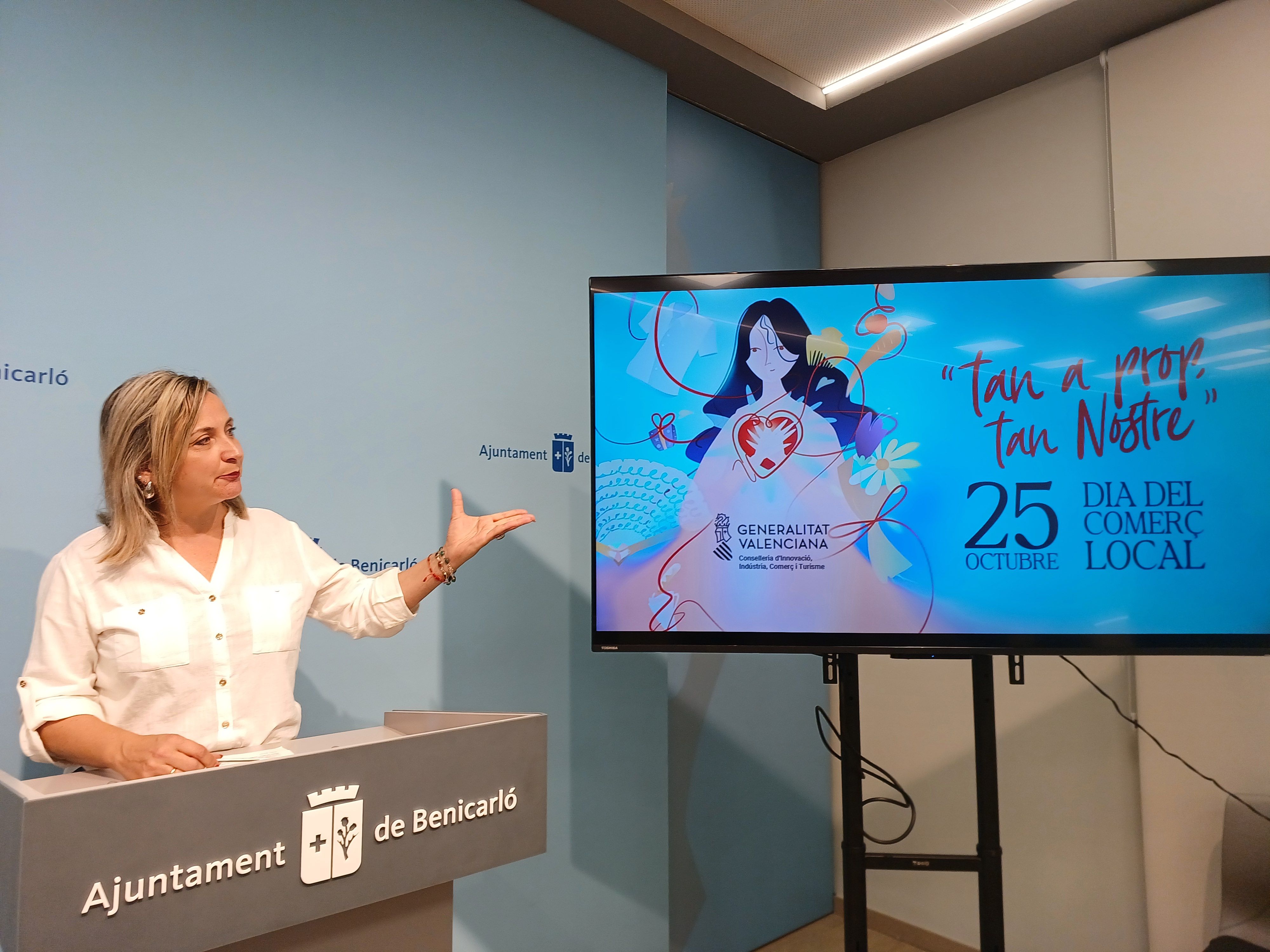 Sonia Foix presentant la programació del Dia del Comerç Local a Benicarló