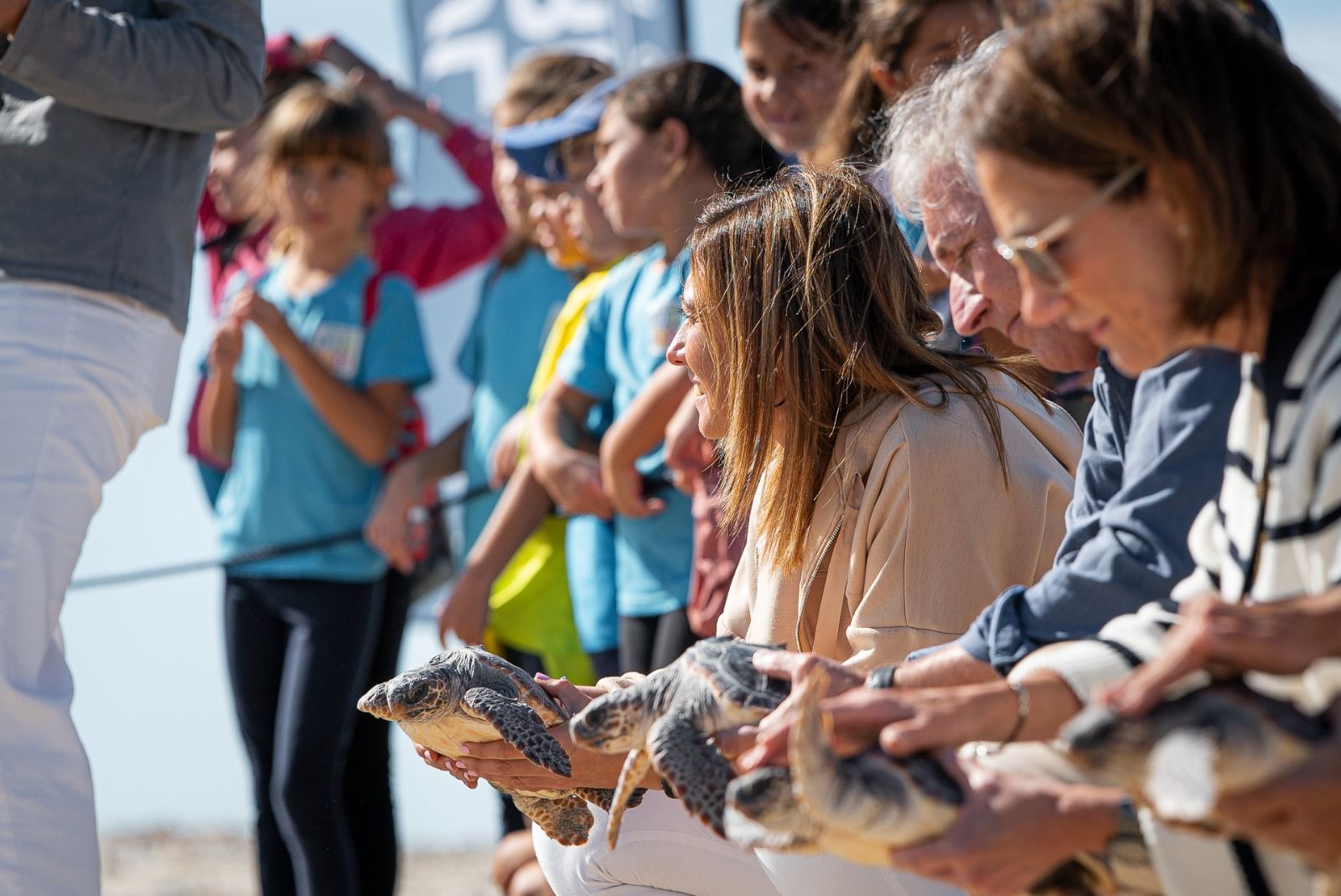 Alumnes del col·legi Cardenal Cisneros d'Almassora solten tortugues 