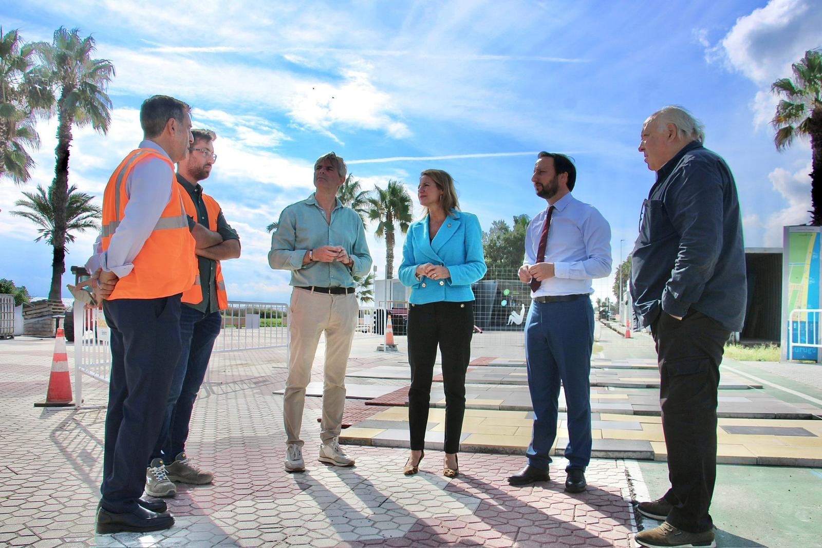 L'alcaldessa de Castelló, Begoña Carrasco, en l'avinguda Ferrandis Salvador