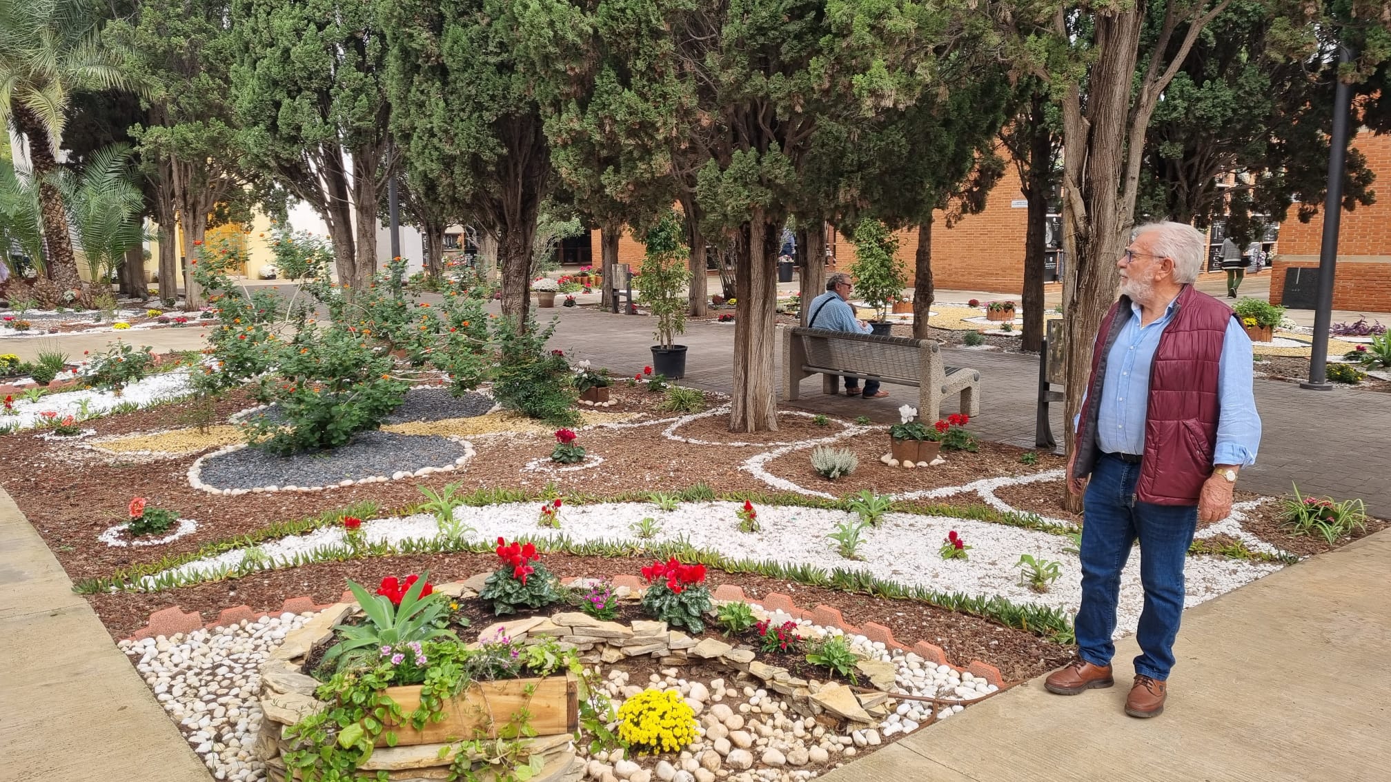 José Martínez visita el cementerio de Almassora