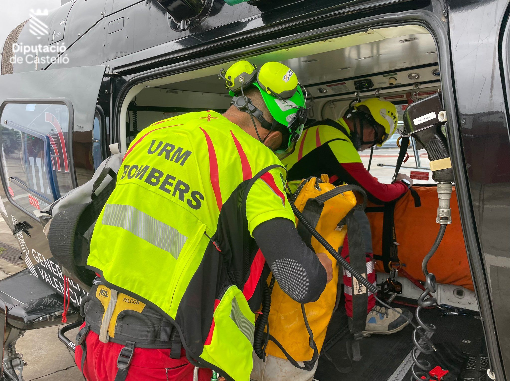 Bomberos pugen a un helicòpter per a realitzar rescats per les inundacions a Castelló