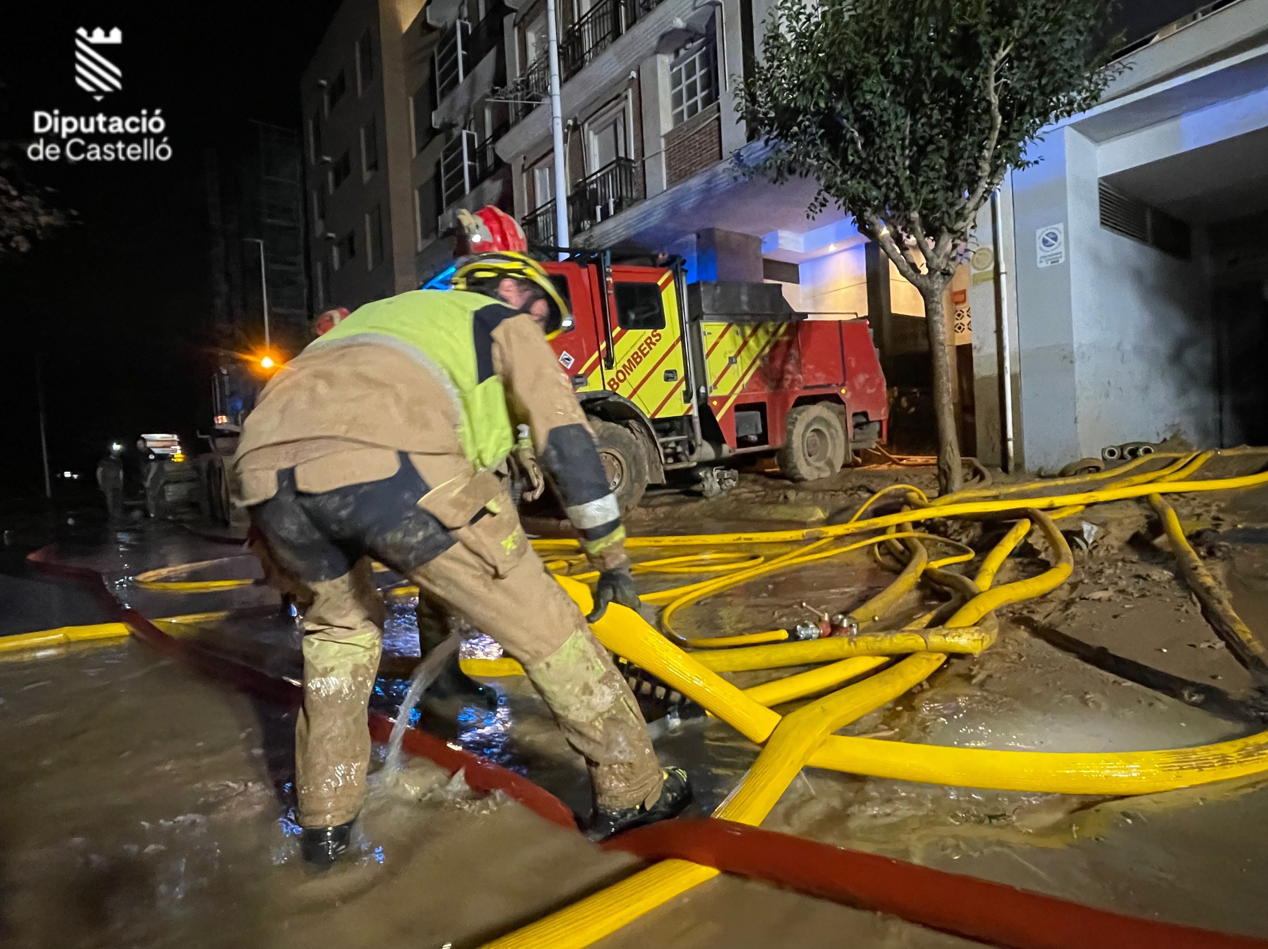 Efectius del Consorci Provincial de Bombers treballan ja a València per la DANA