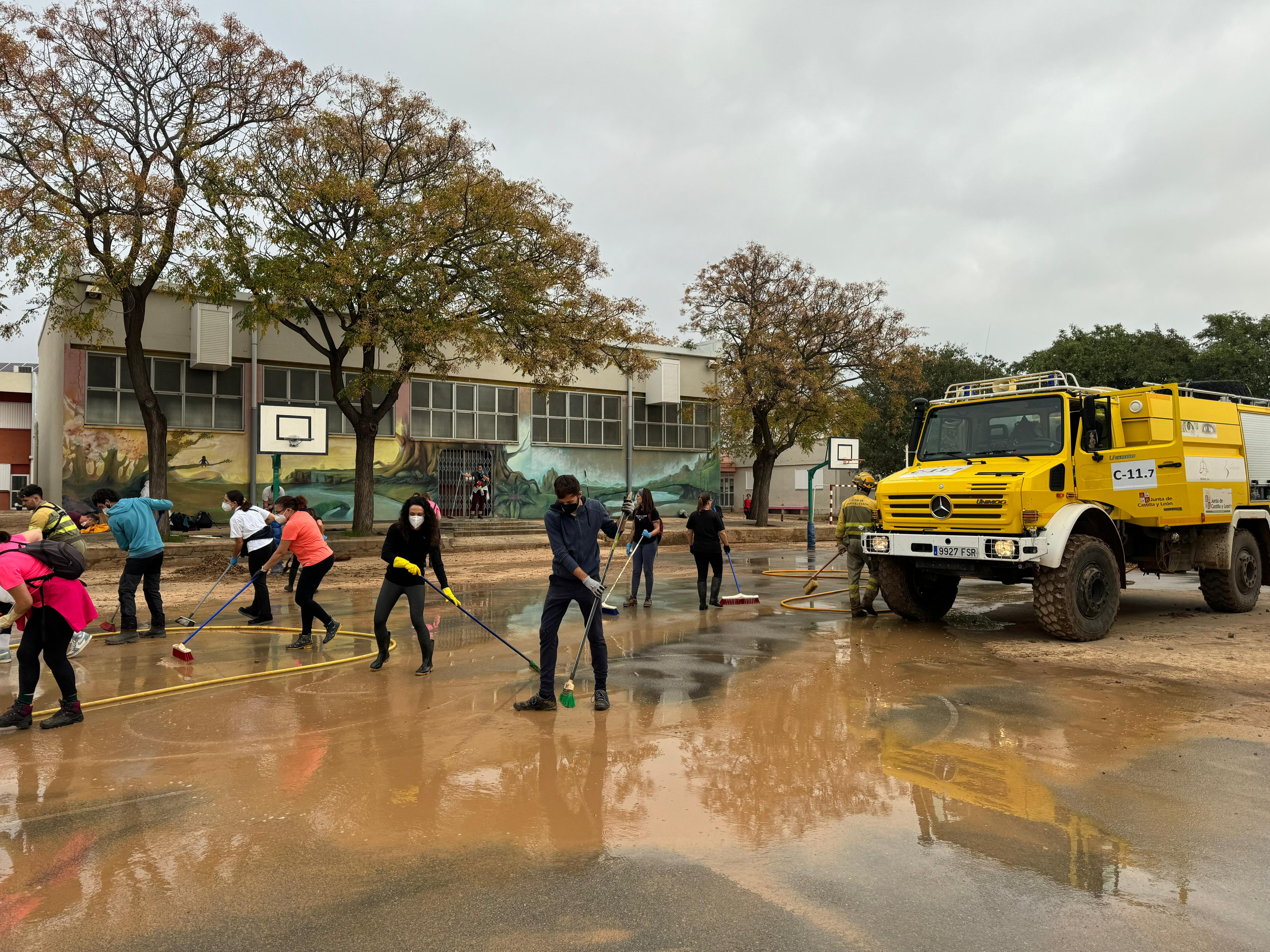 Voluntaris de Castelló en un poble afectat per la DANA en València