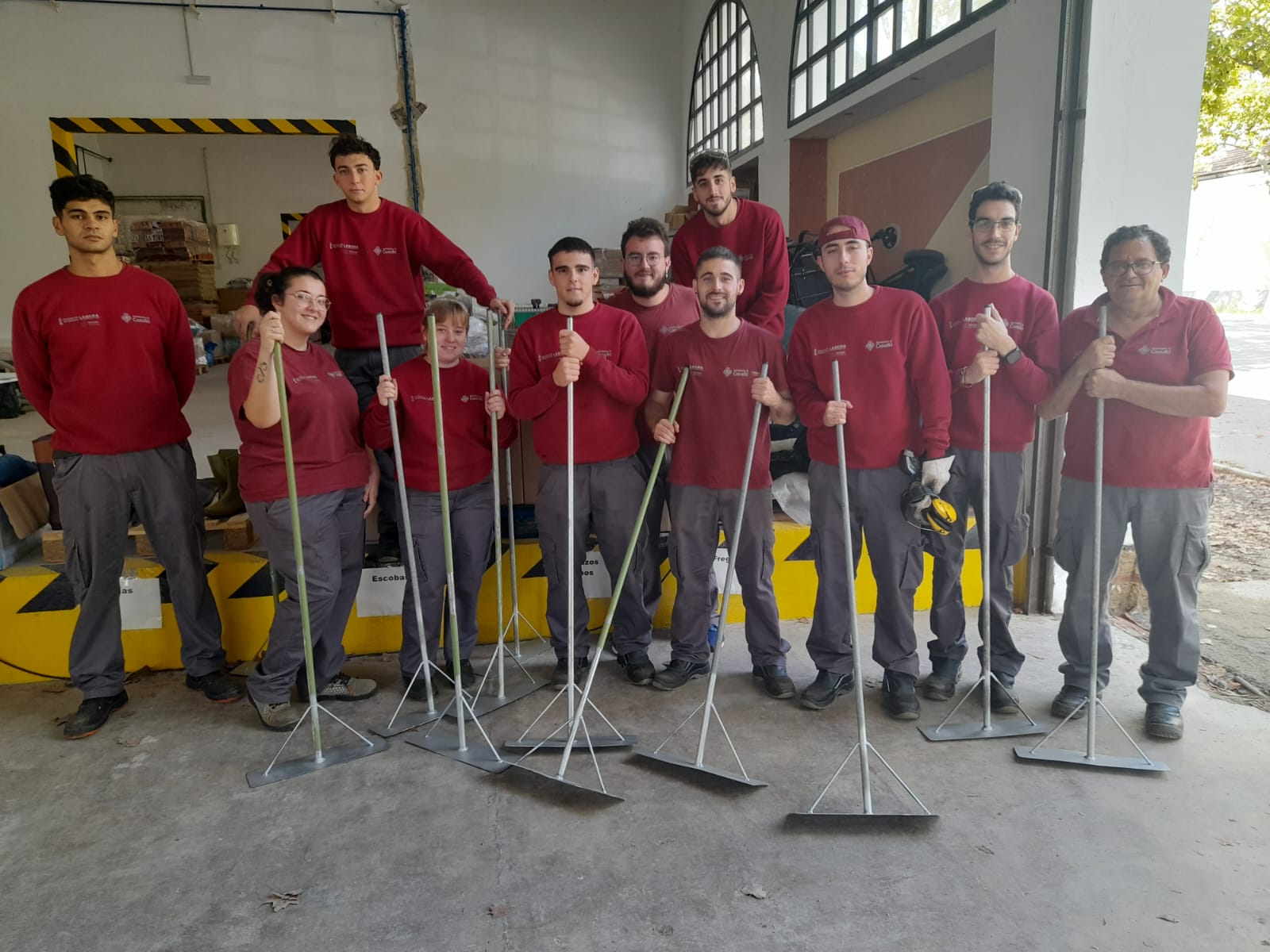 Voluntaris amb els rasclets elaborats pels alumnes de Tetuan XIV