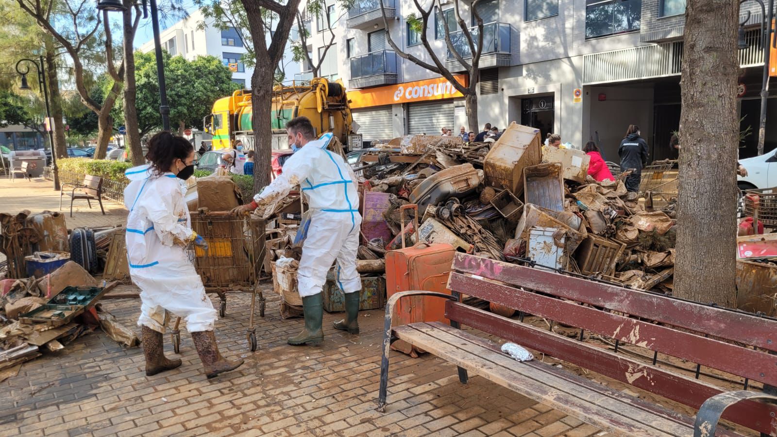 Voluntaris ajudant en les poblacions afectadas per la DANA