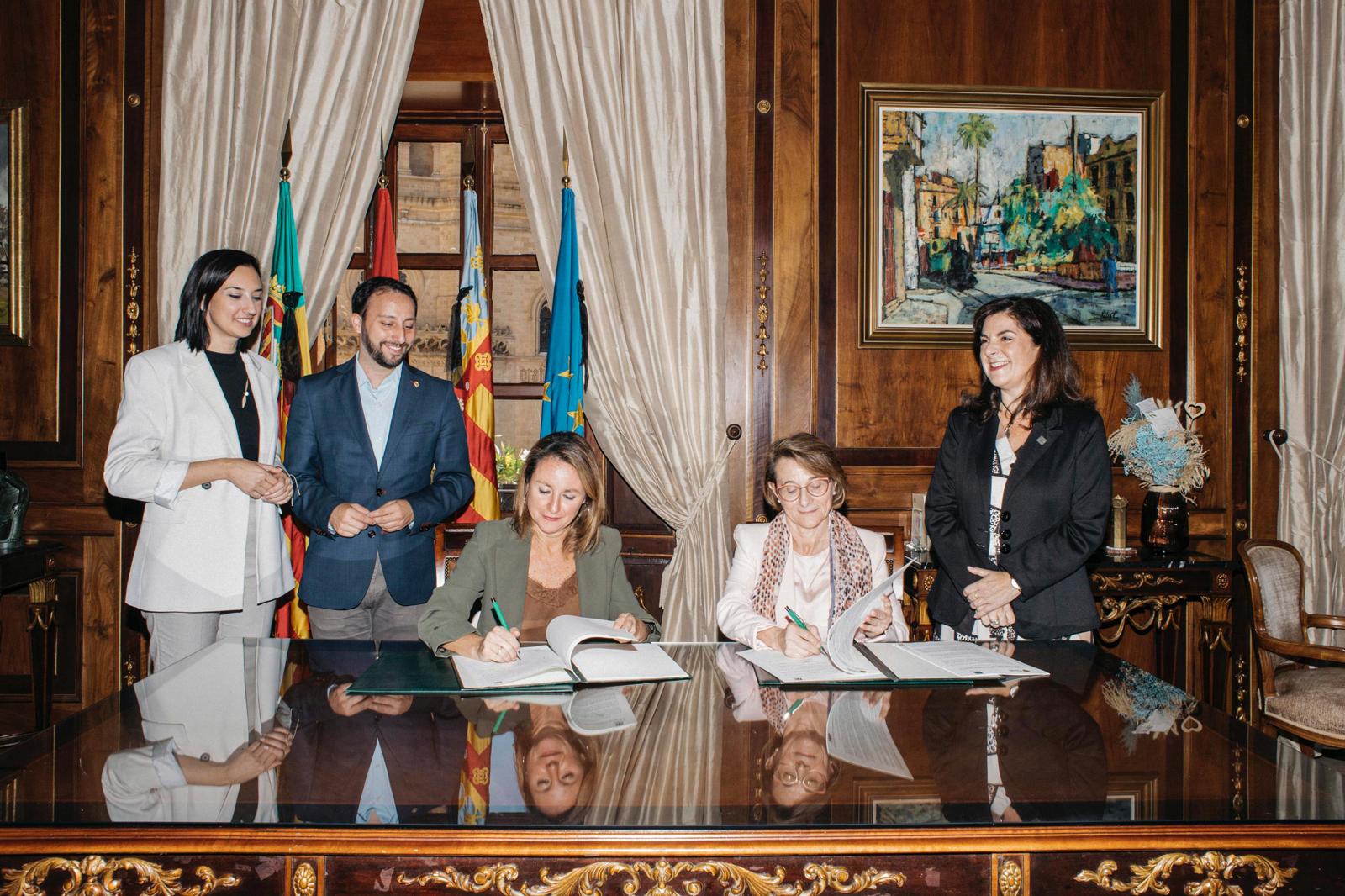 Carrasco y Alcón firman el convenio para el uso conjunto del Menador de Castellón