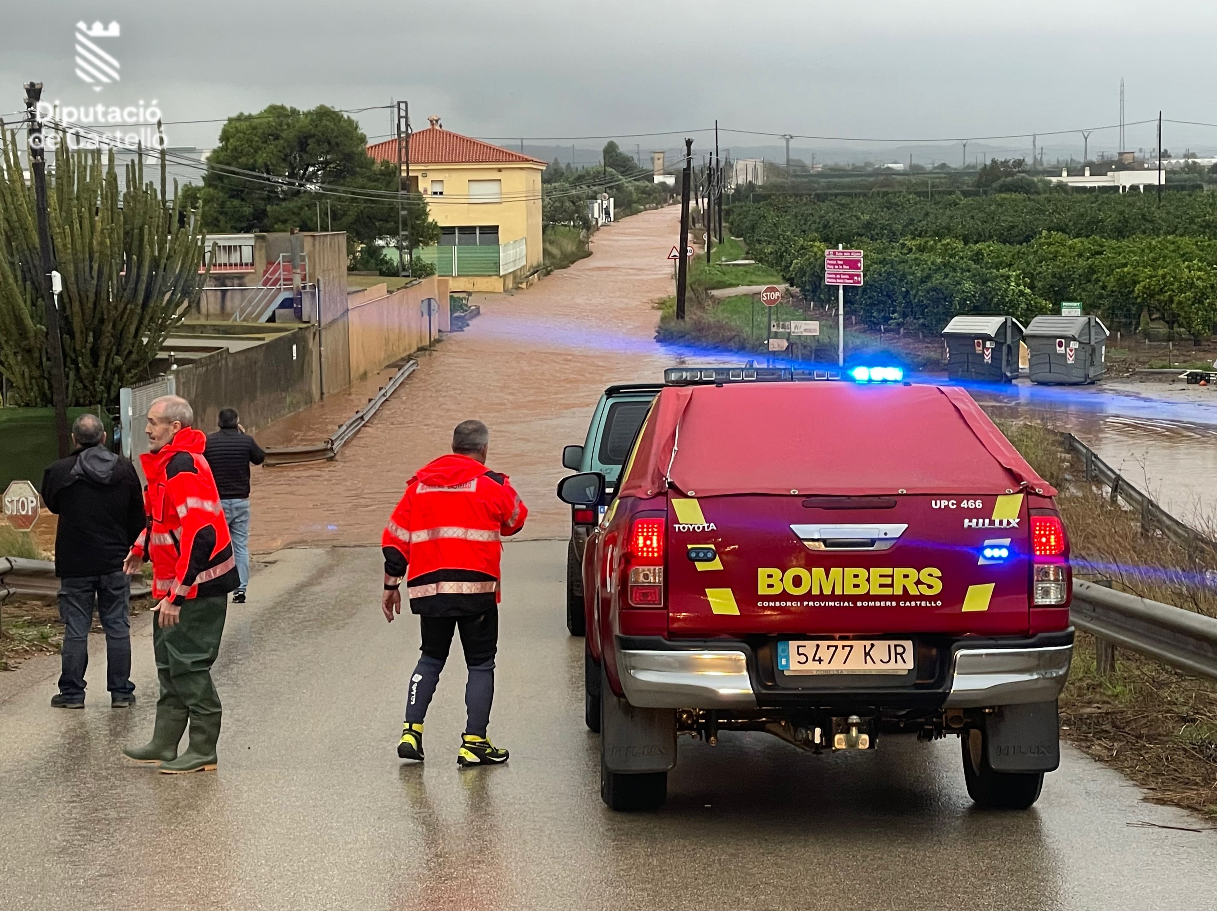Bombers en una de las actuacions per la DANA a Castelló