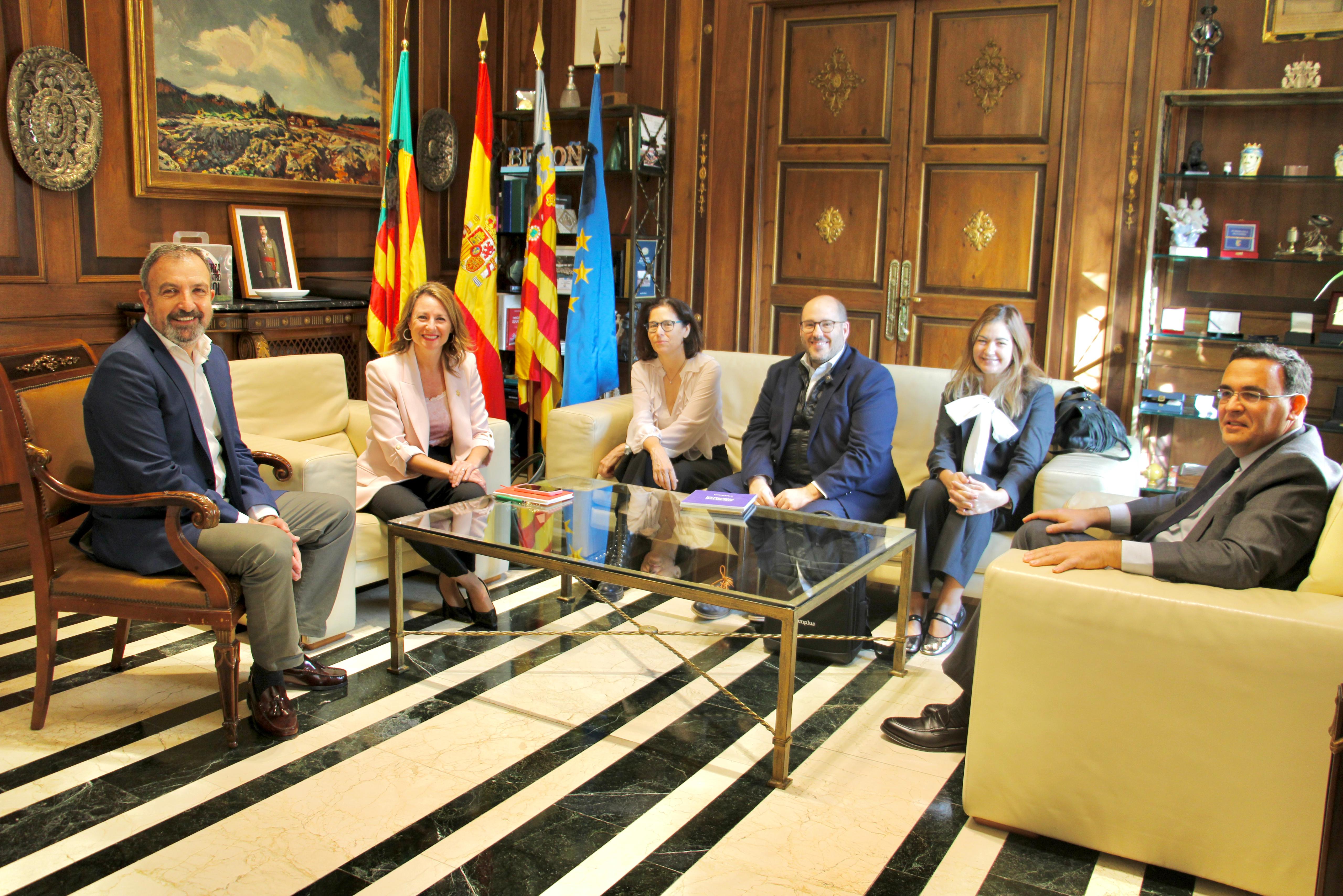 Bienvenida del Ayuntamiento de Castelló a responsables de la empresa italiana Camplus