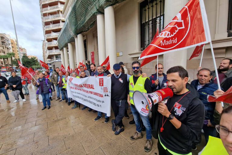 Protesta en la Subdelegació del Govern de Castelló durant la primera jornada de vaga. Foto: ANTONIO PRADAS 