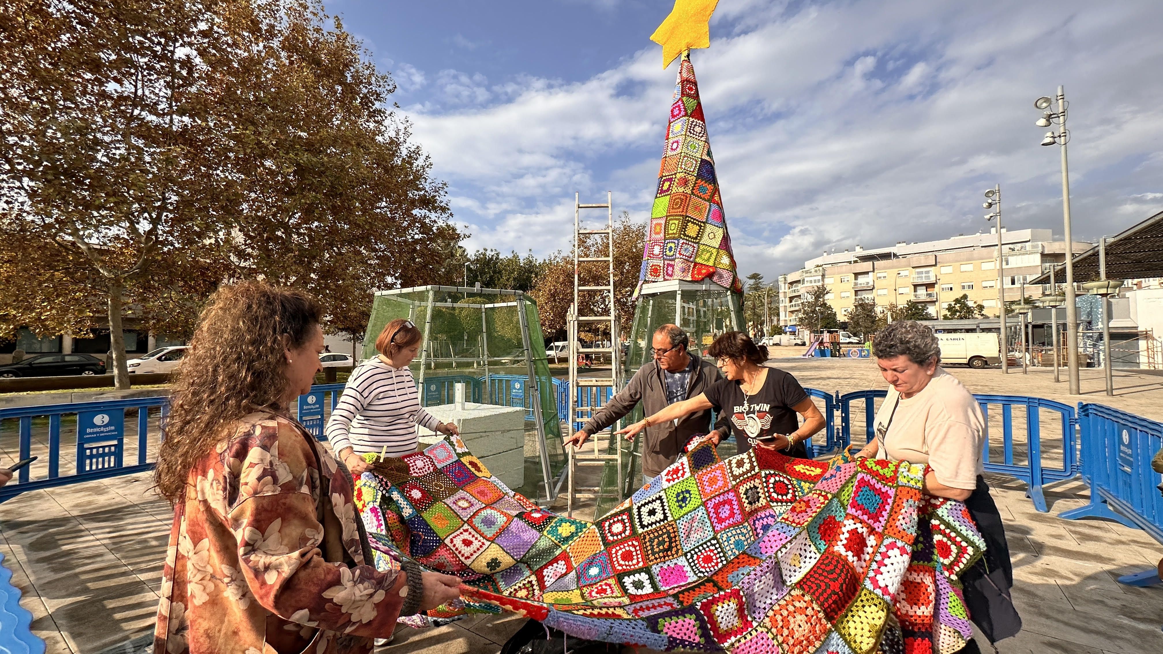 Preparació de l'arbre de Nadal de ganxet de Benicàssim