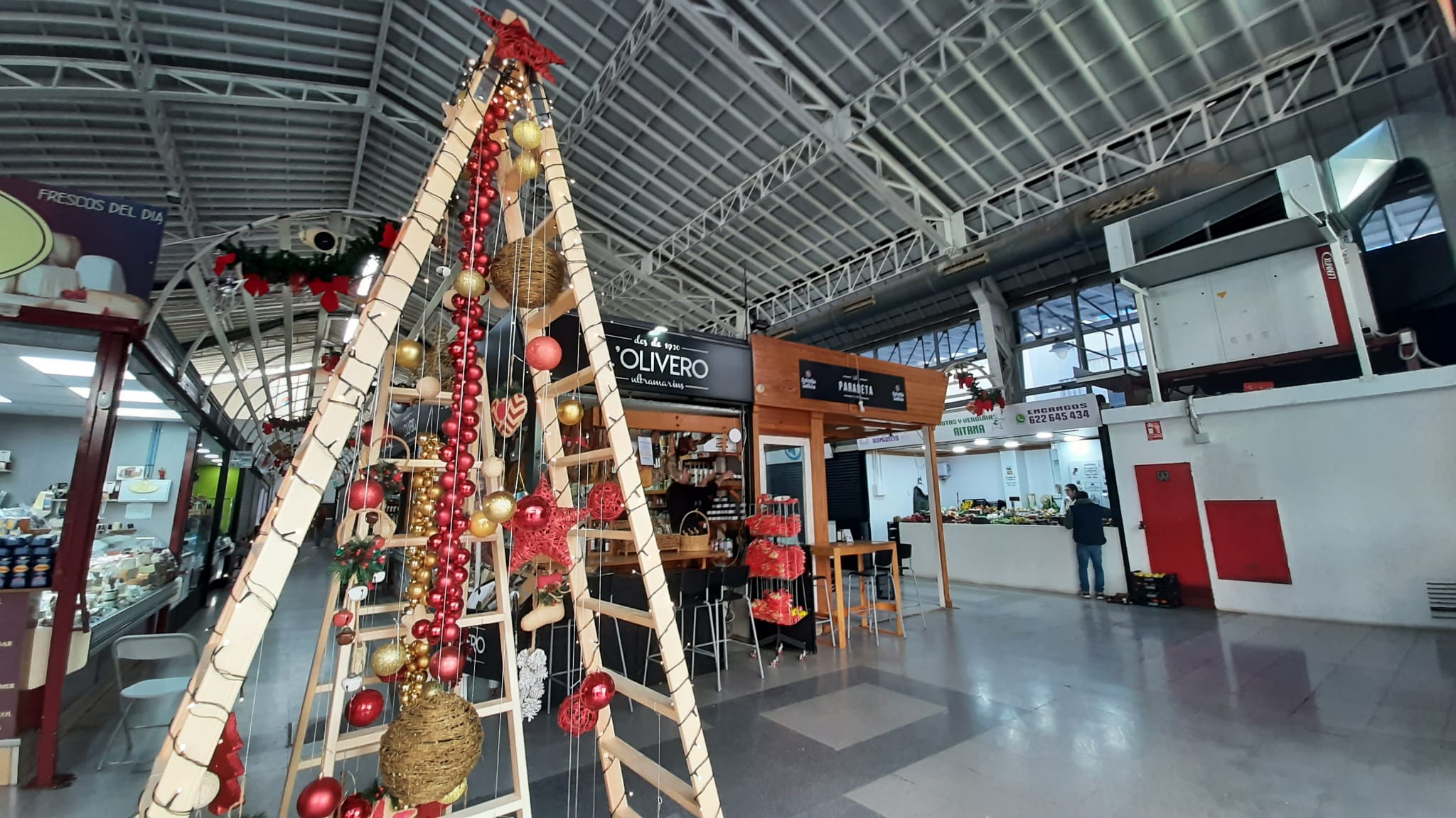 Decoración navideña en el Mercado Municipal de Burriana