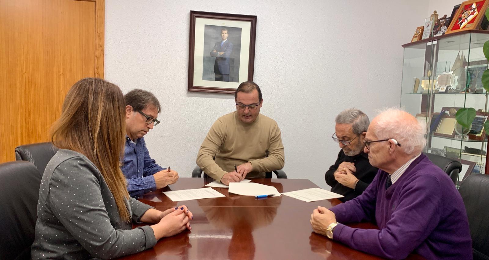 Signatura del conveni entre l'Associació d'Amics del Papa Luna i l'Ajuntament de Peníscola