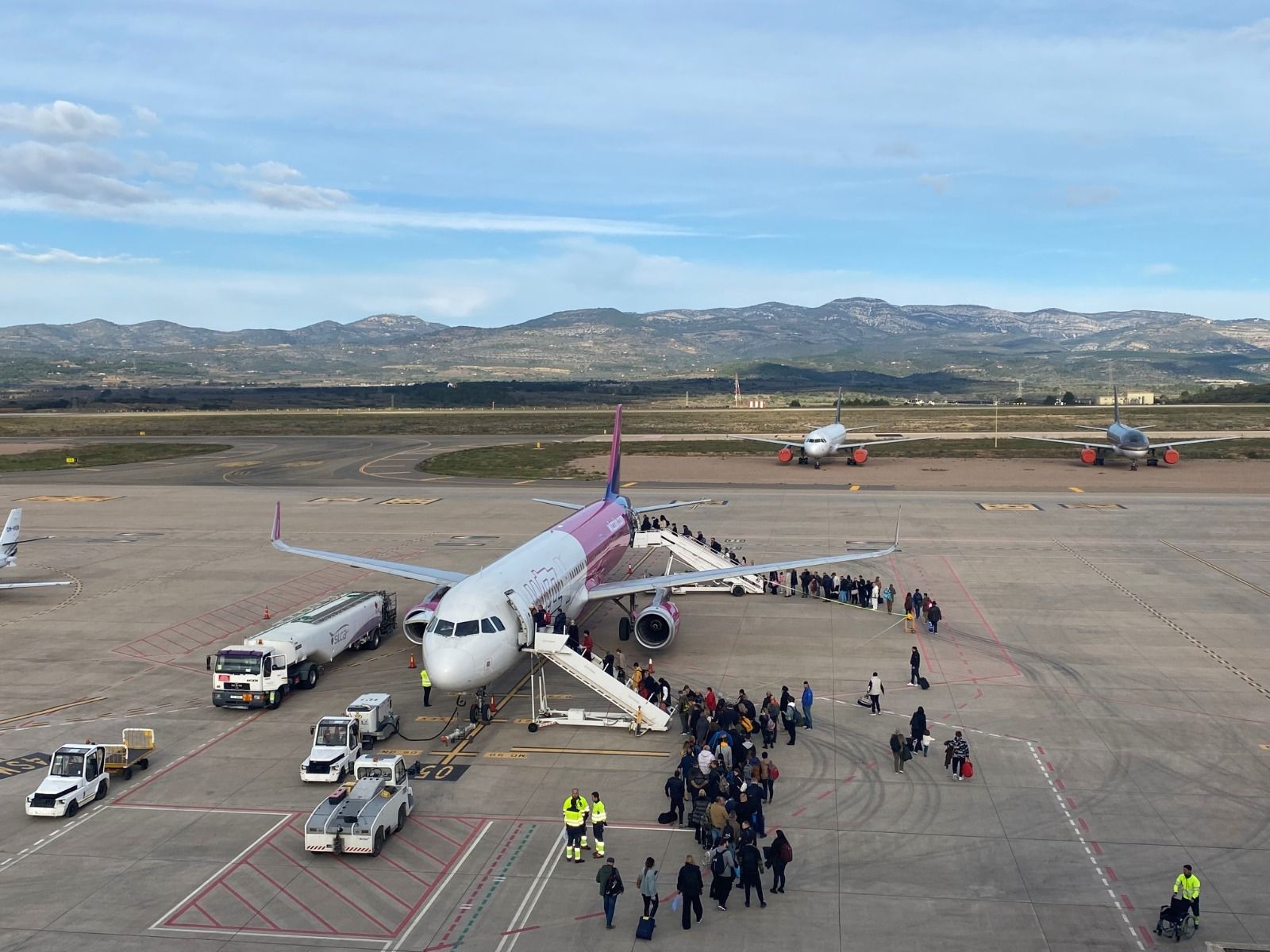 Pasajeros subiendo a un avión en el Aeropuerto de Castellón