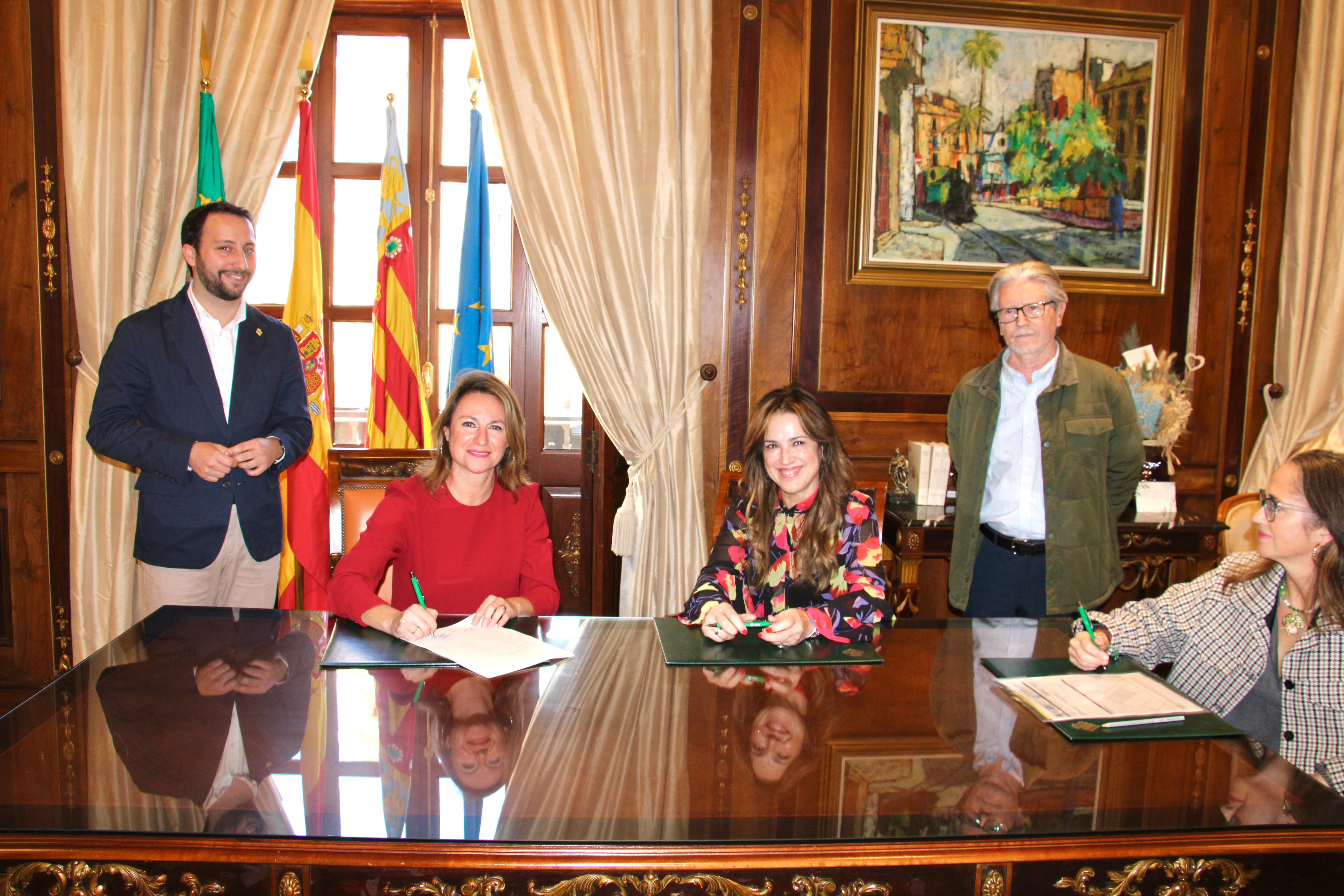 Firma para la cesión gratuita de dos parcelas en Castellón para construir viviendas para jóvenes