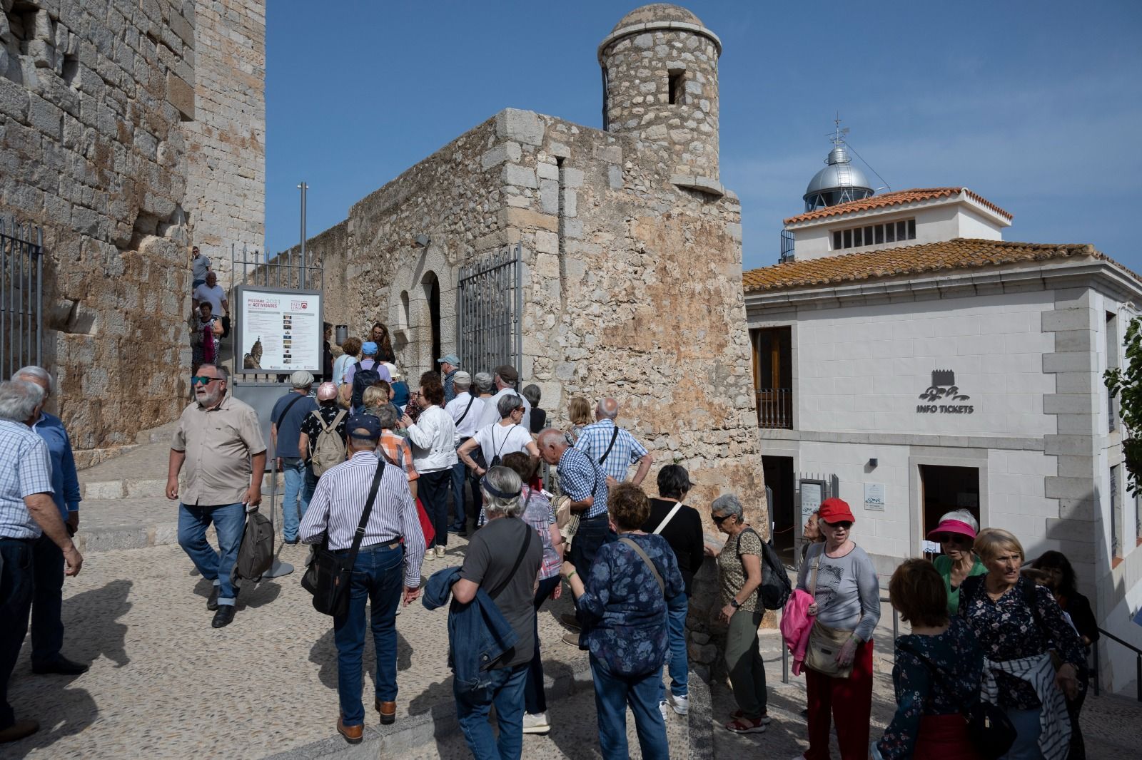 Diverses persones fan cua per a accedir al Castell de Peníscola