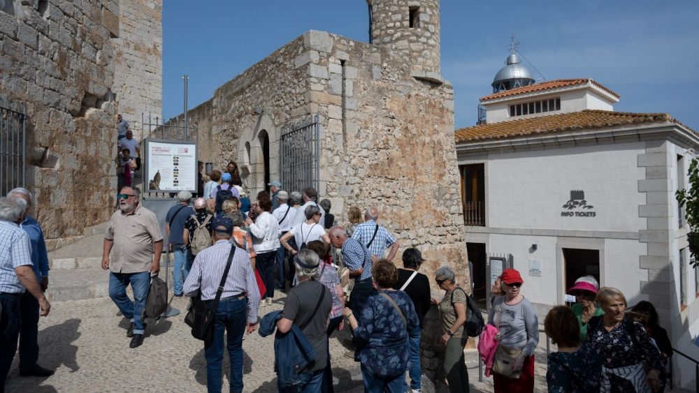 Diverses persones fan cua per a accedir al Castell de Peníscola Diverses persones fan cua per a accedir al Castell de Peníscola