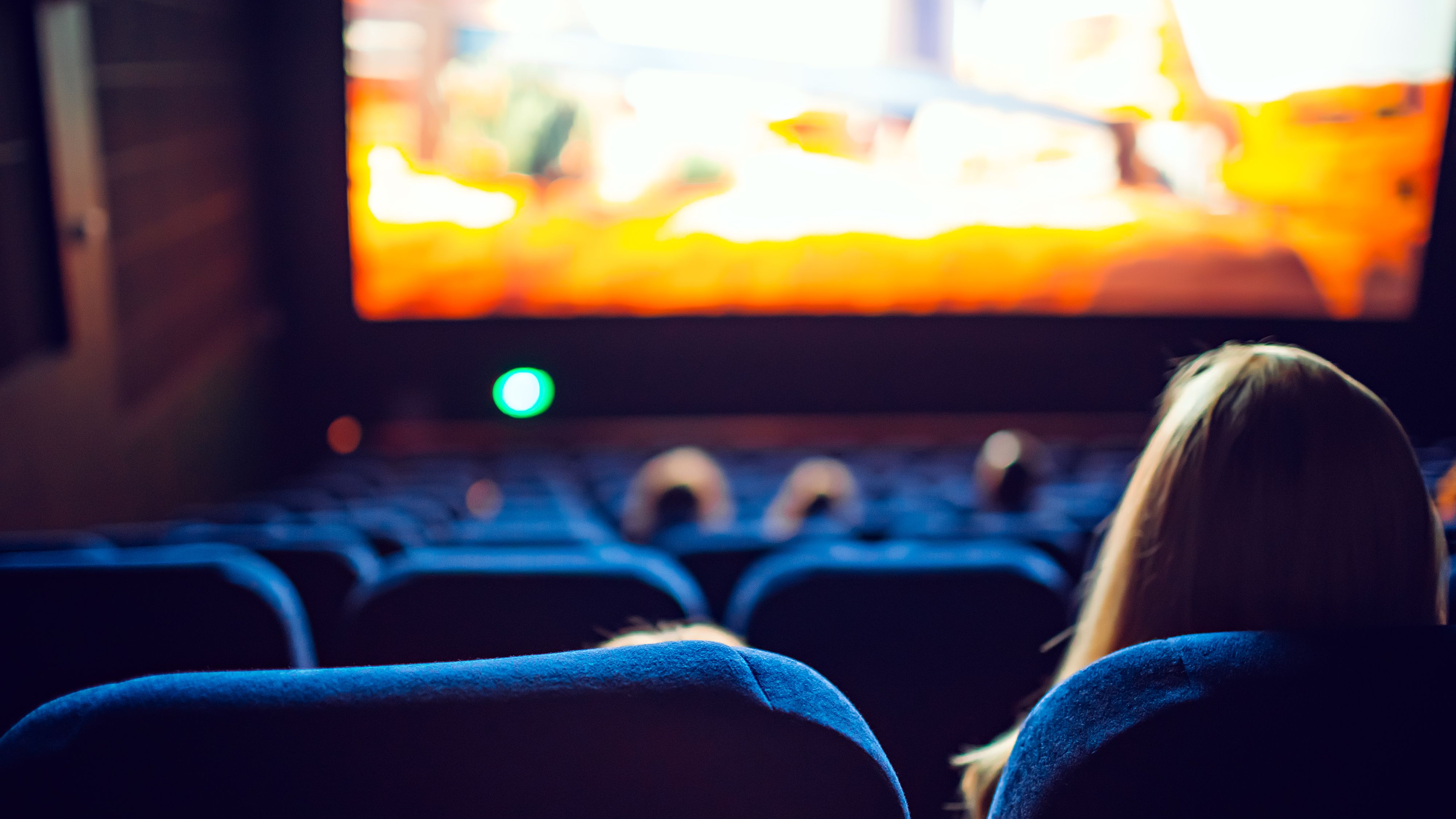 Una dona veu una pel·lícula en un cinema a Castelló