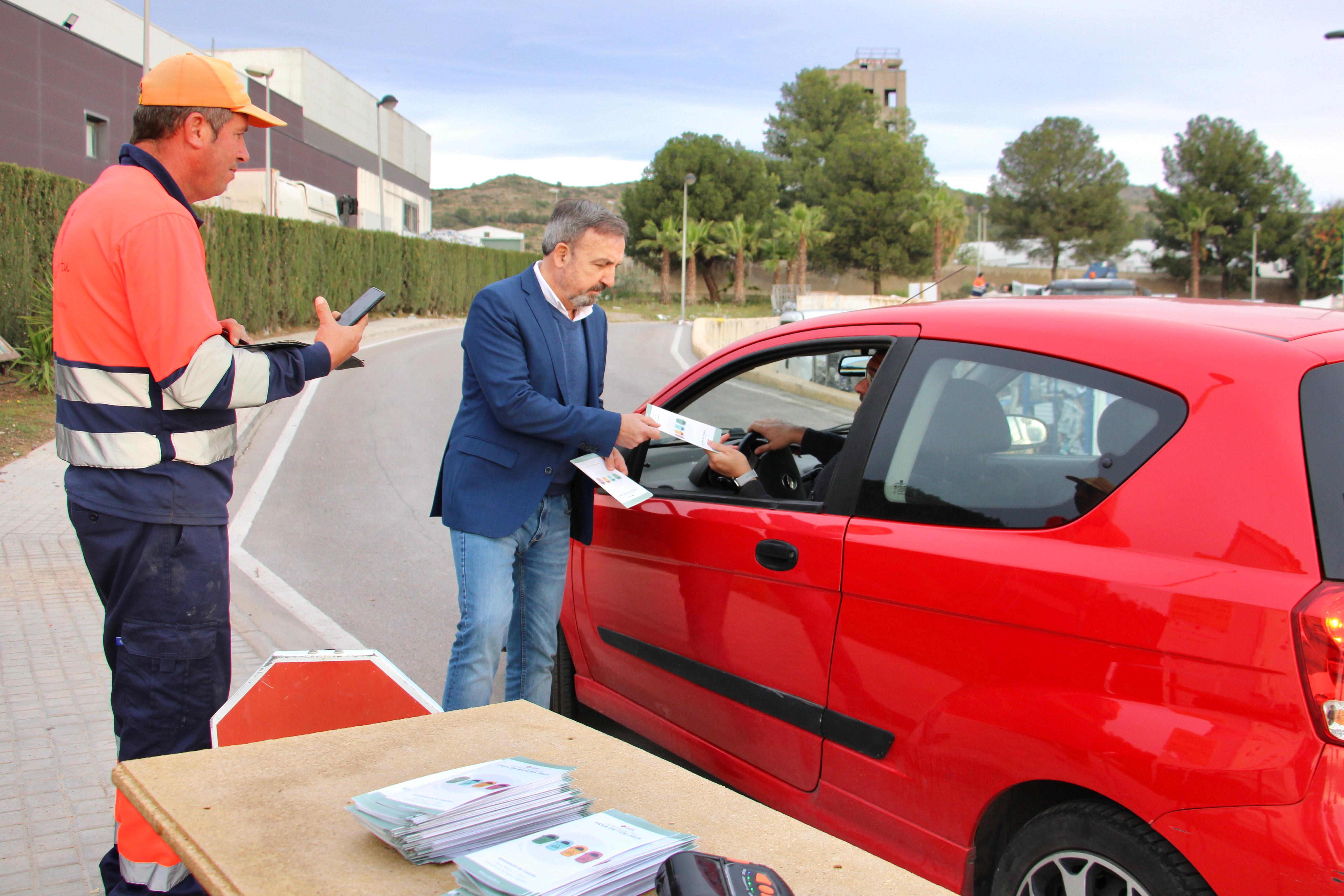 Redondo entrega tríptics de l'ecoparc