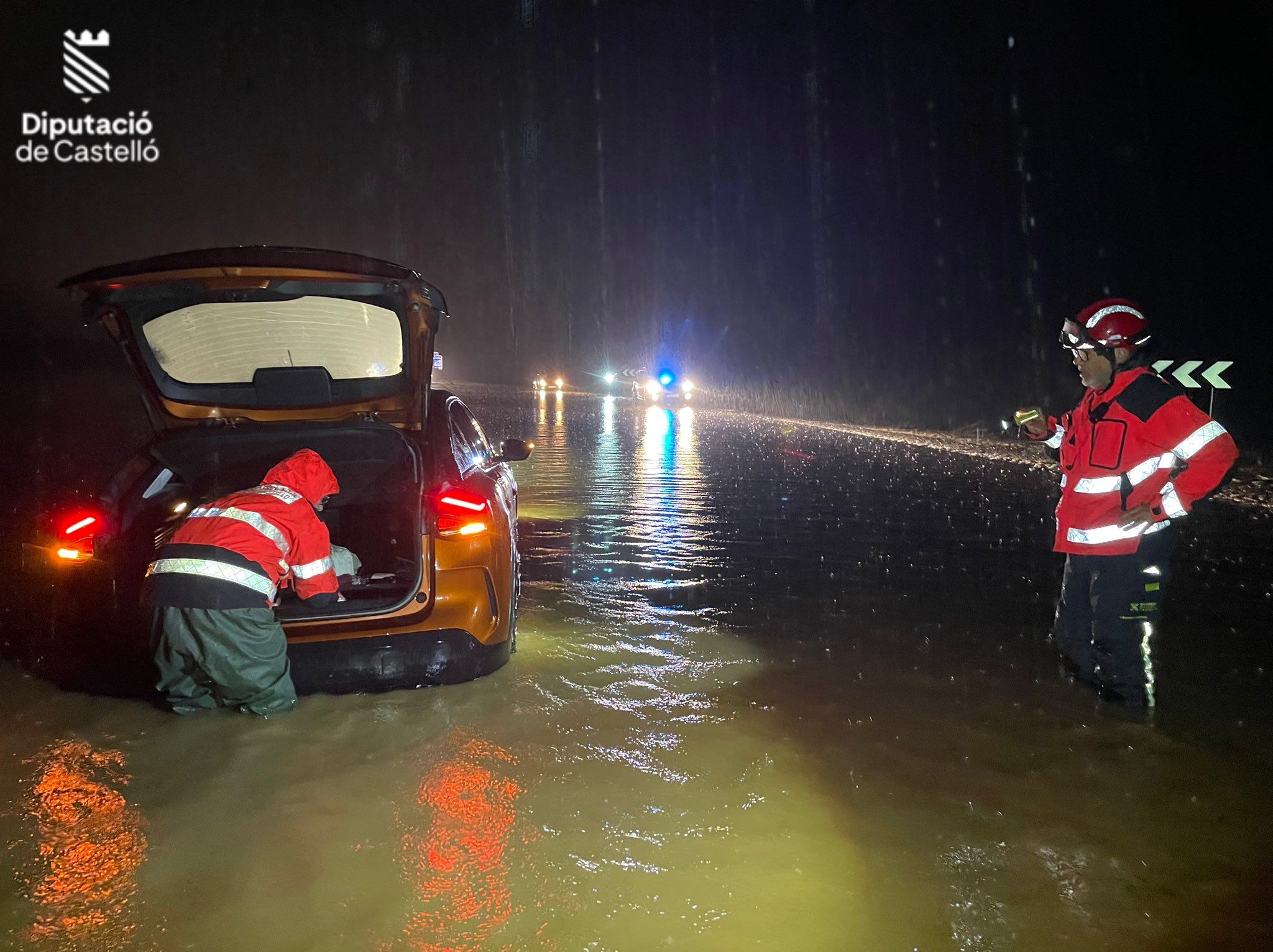Bomberos en una carretera inundada por las lluvias en Castellón