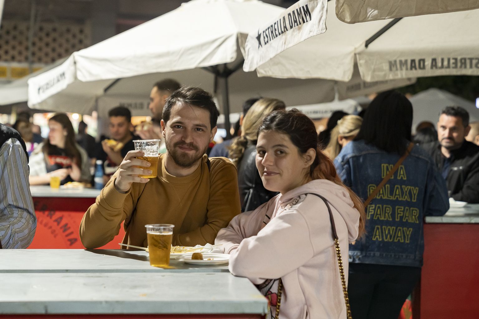 Jóvenes en un mesón de la Magdalena de Castellón (Xisco Navarro)