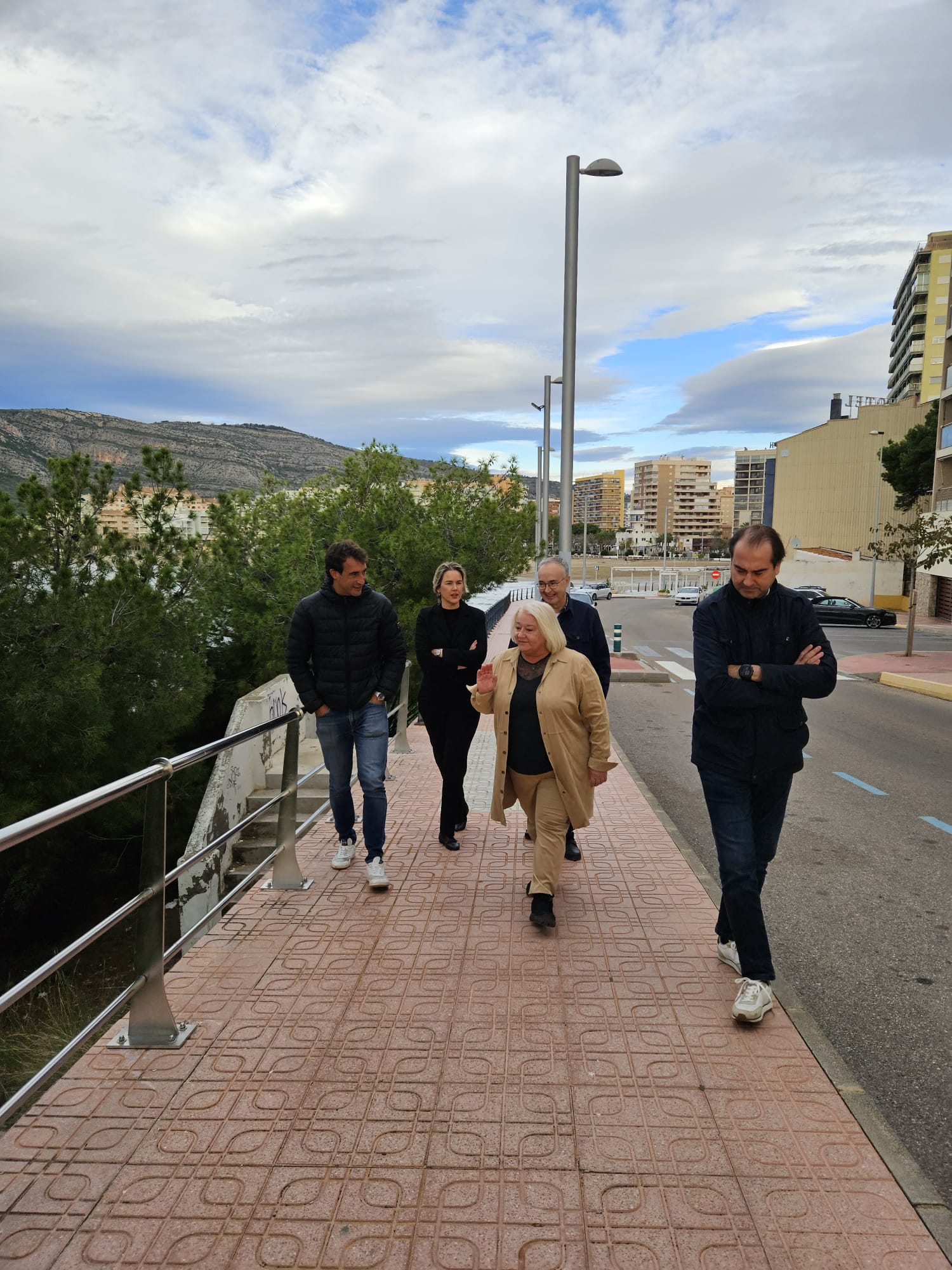 Foto d'arxiu revisant la barana reparada