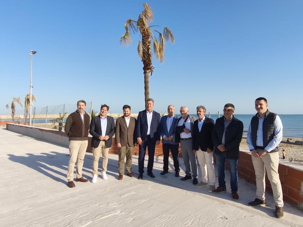 El conseller de Medi Ambient, Infraestructures i Territori, Vicente Martínez Mus, en el port de Benicarló