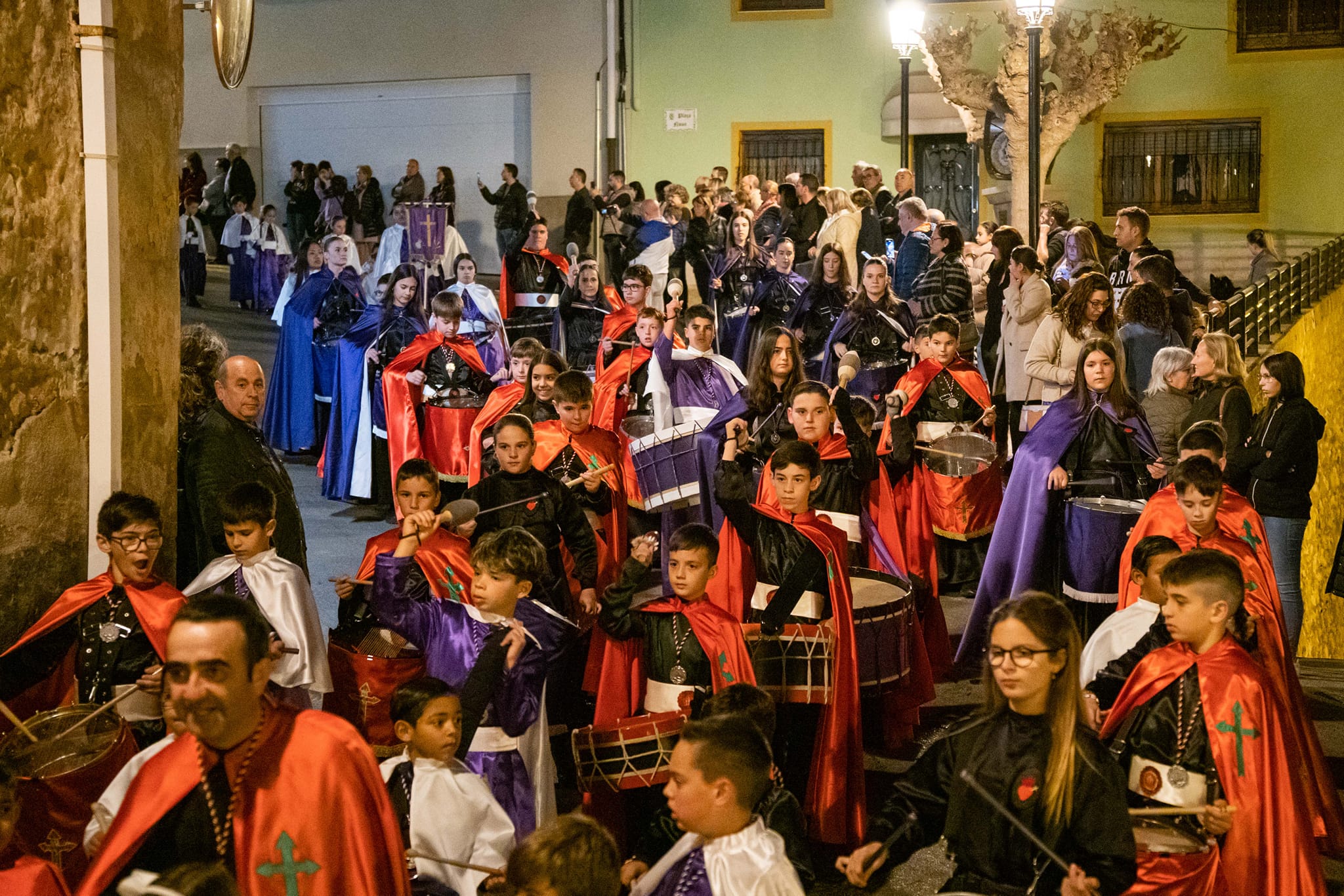 Niños participan en una procesión de Semana Santa en l'Alcora