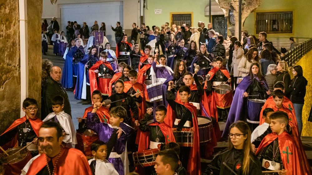 Niños participan en una procesión de Semana Santa en l'Alcora Niños participan en una procesión de Semana Santa en l'Alcora