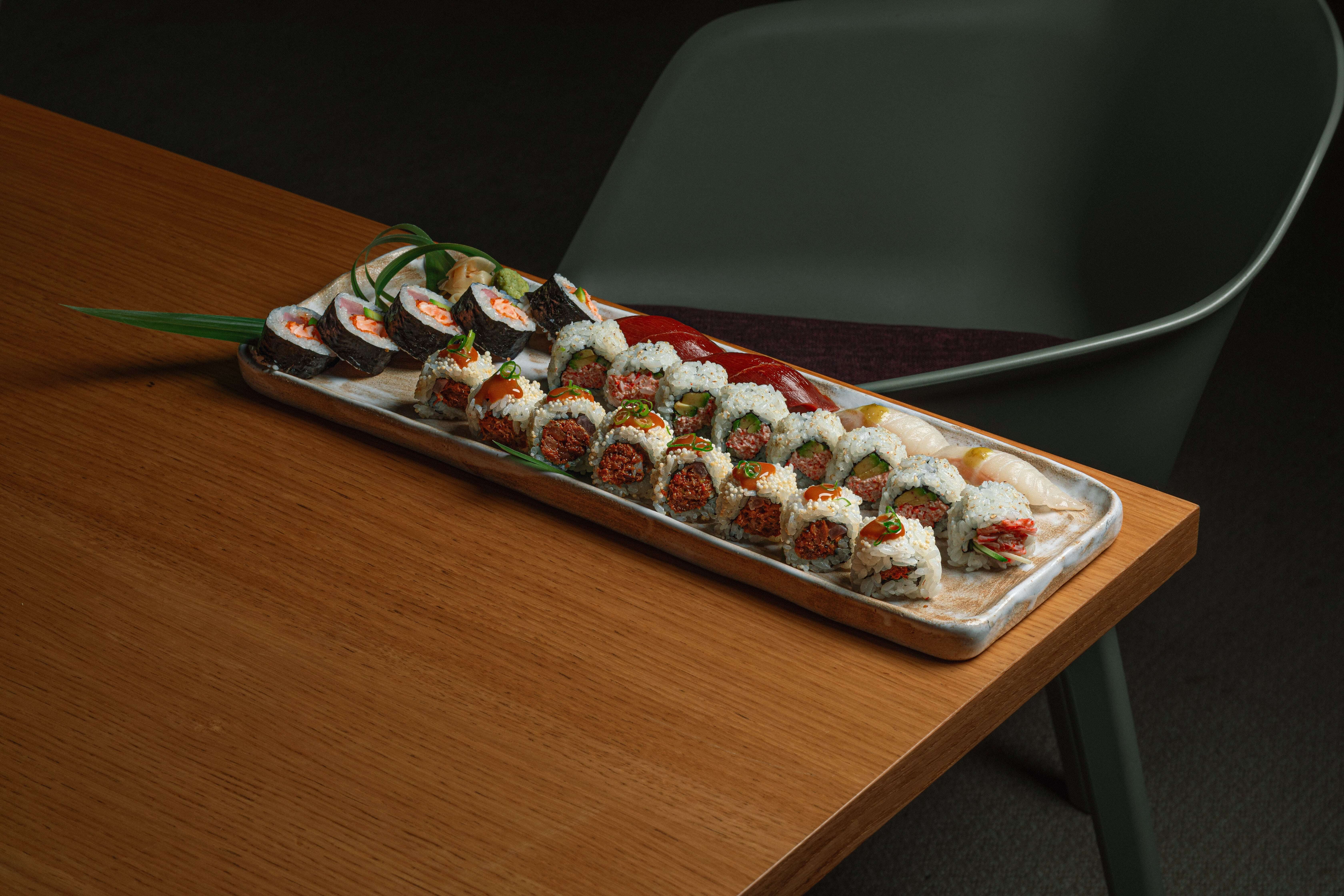 Un plat de sushi