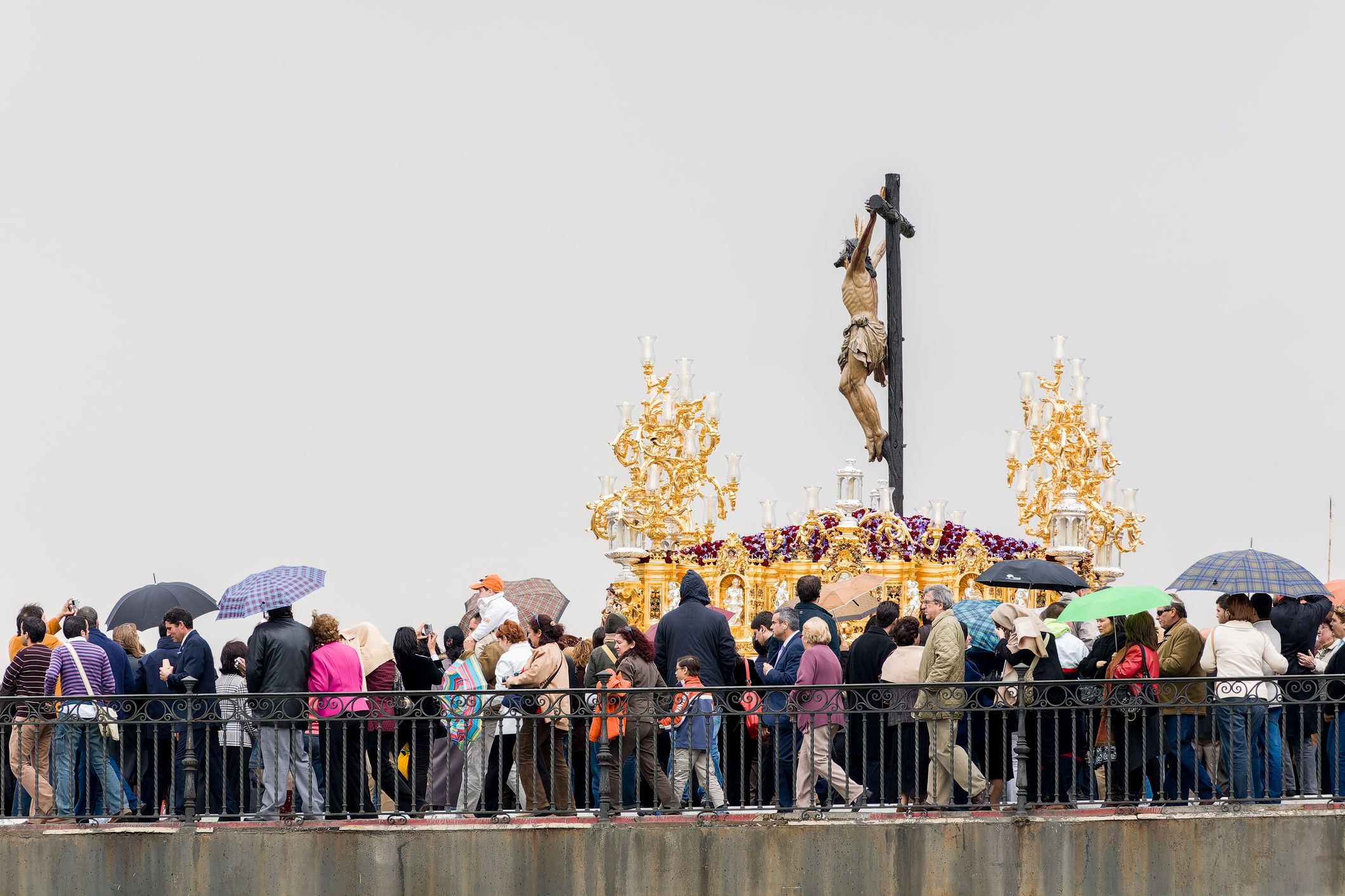 Pluja durant una processó de Setmana Santa