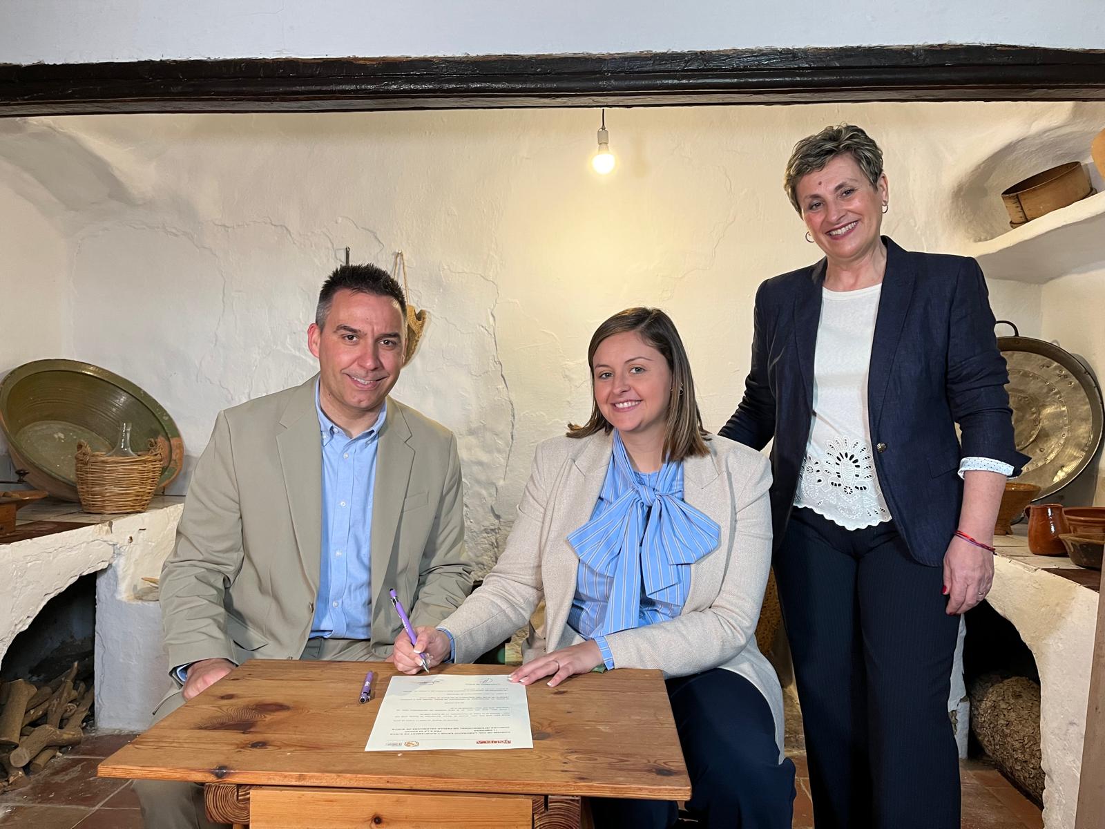 Miralles en la signatura per a acollir les semifinals del Concurs de Paelles