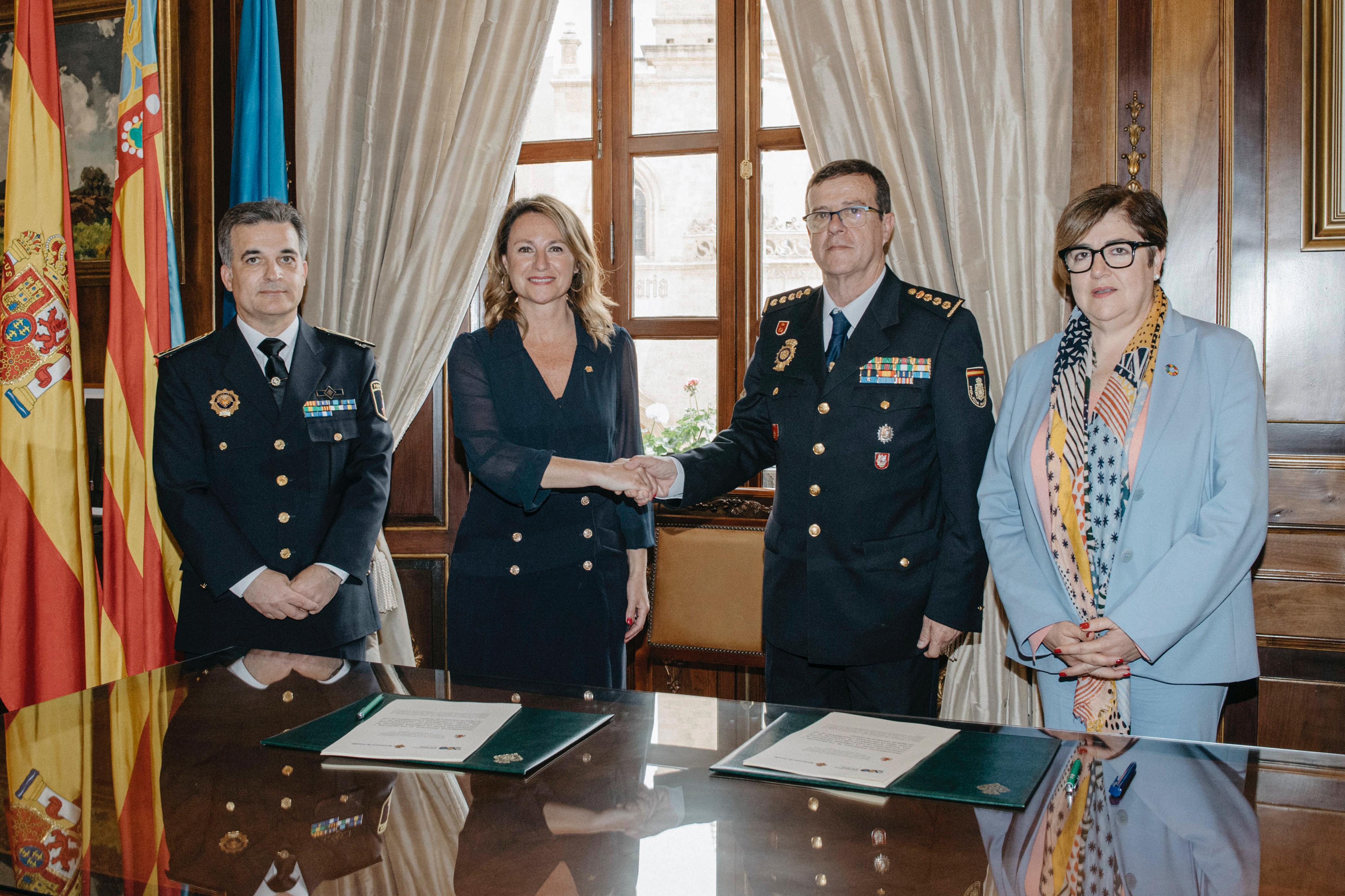 Carrasco en la firma del convenio Viogen junto a García Valls