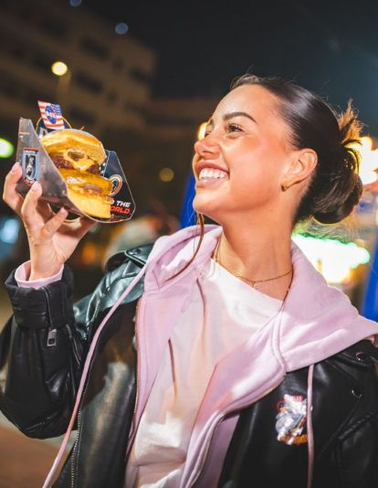 Una joven en The Champions Burger