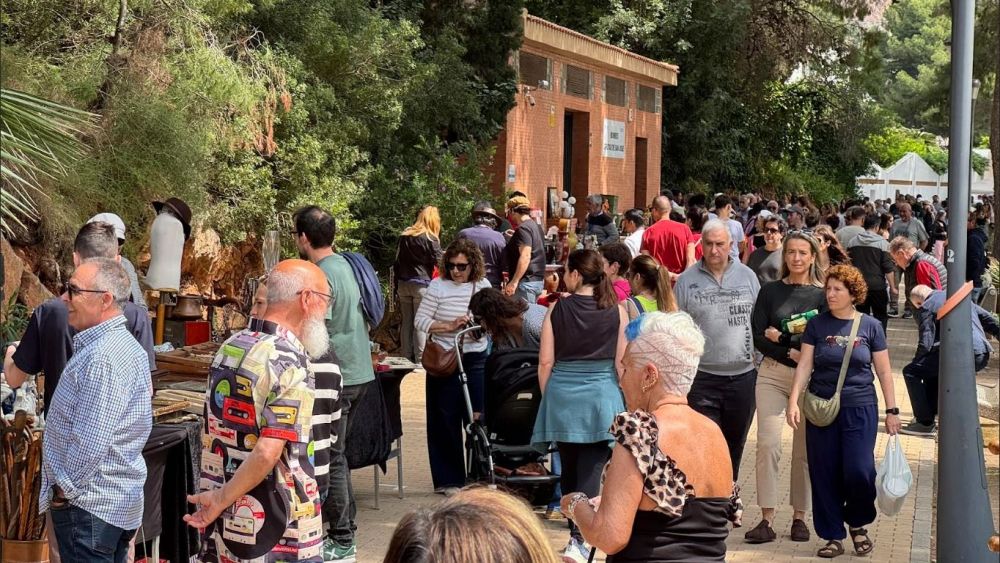 Varias personas en el estreno del mercadillo de segunda mano en Vall d'Uixò