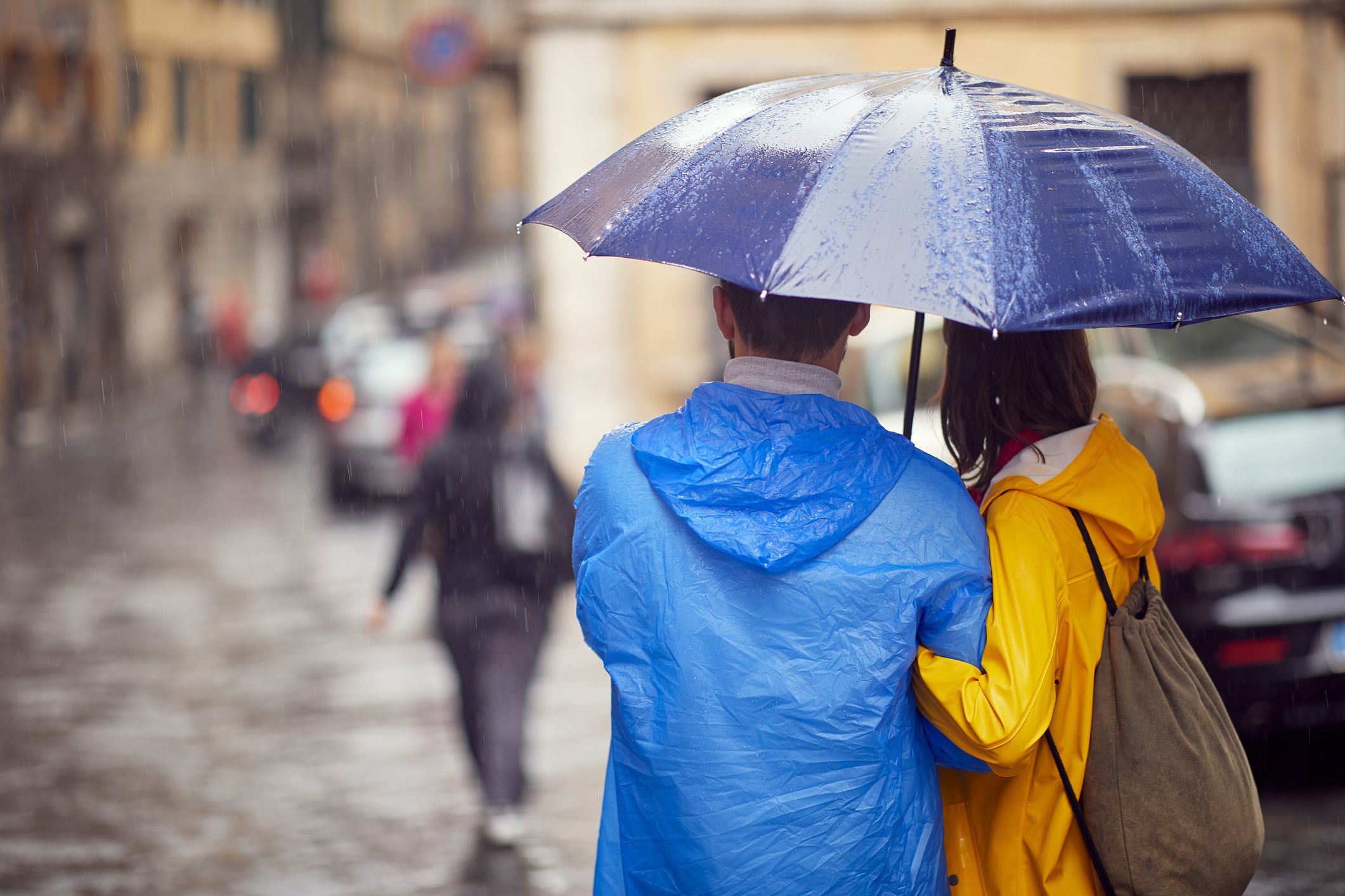 Un home i una dona passegen sota la pluja a Castelló