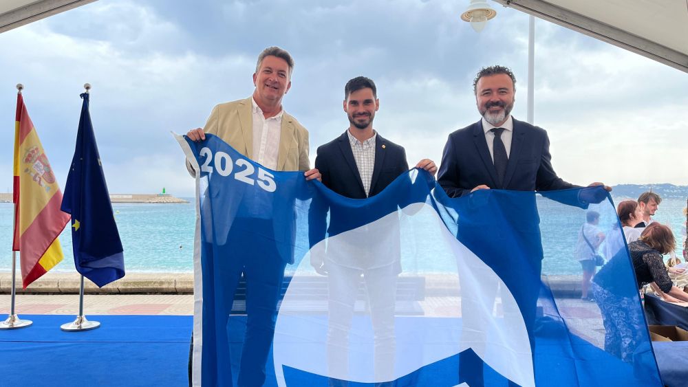 Cristian Ramírez amb la bandera blava de Castelló